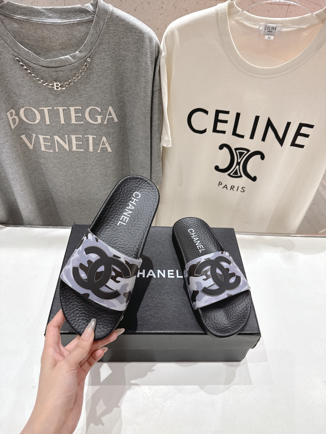 高版本出厂
  CHANEL* ｜小香2025/𝐒𝐒 𝐧𝐞𝐰夏季新款度假沙滩拖鞋
这一季的拖鞋超美😍 极
