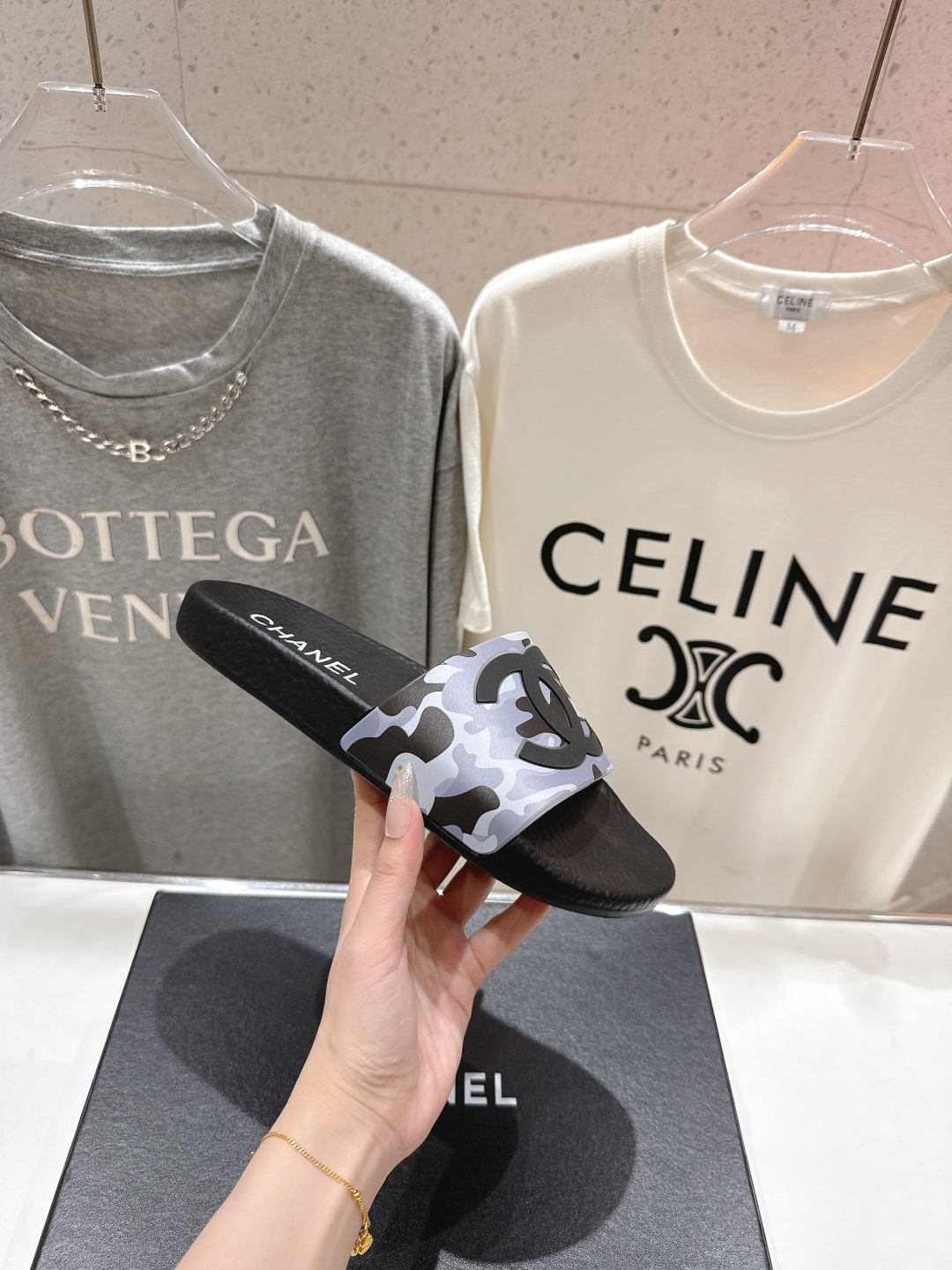 高版本出厂
  CHANEL* ｜小香2025/𝐒𝐒 𝐧𝐞𝐰夏季新款度假沙滩拖鞋
这一季的拖鞋超美😍 极