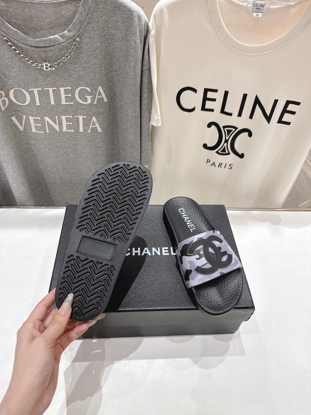 高版本出厂
  CHANEL* ｜小香2025/𝐒𝐒 𝐧𝐞𝐰夏季新款度假沙滩拖鞋
这一季的拖鞋超美😍 极