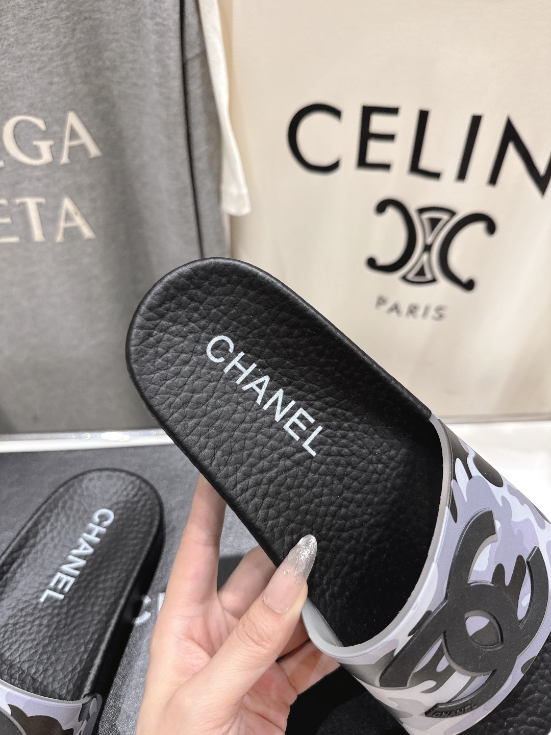 高版本出厂
  CHANEL* ｜小香2025/𝐒𝐒 𝐧𝐞𝐰夏季新款度假沙滩拖鞋
这一季的拖鞋超美😍 极