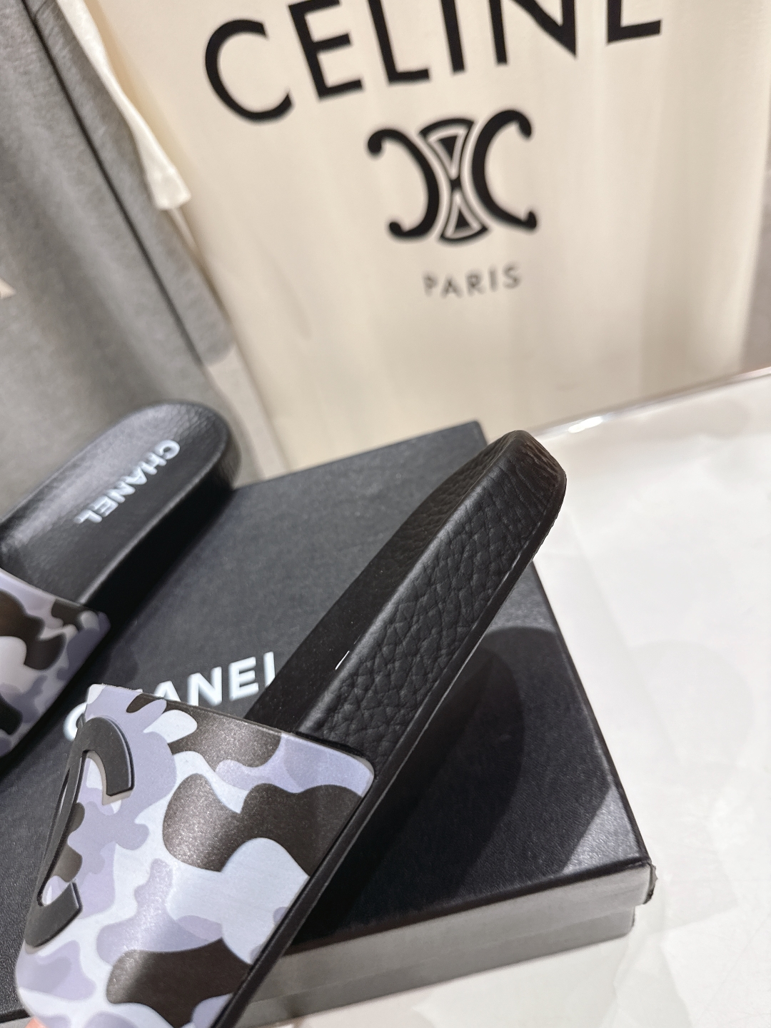 高版本出厂
  CHANEL* ｜小香2025/𝐒𝐒 𝐧𝐞𝐰夏季新款度假沙滩拖鞋
这一季的拖鞋超美😍 极