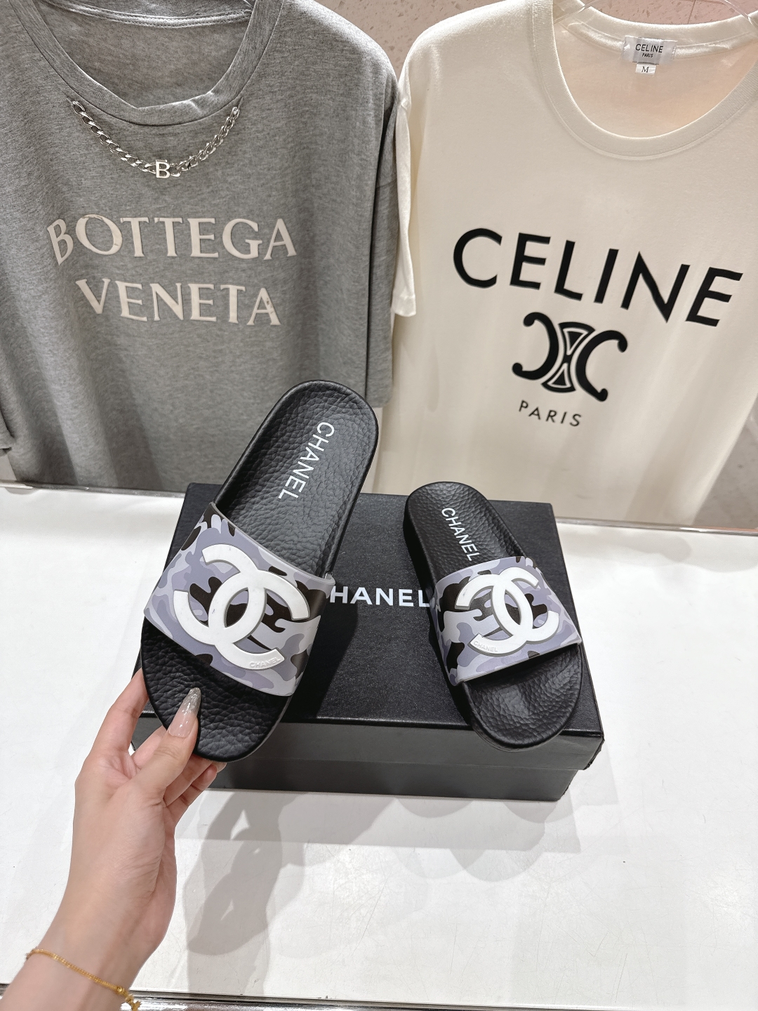 高版本出厂
  CHANEL* ｜小香2025/𝐒𝐒 𝐧𝐞𝐰夏季新款度假沙滩拖鞋
这一季的拖鞋超美😍 极