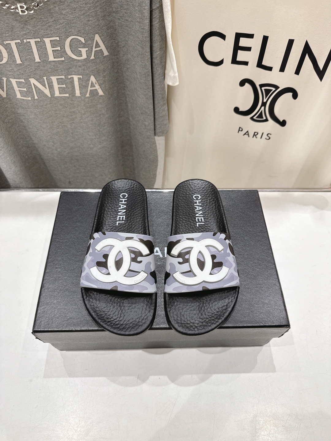 高版本出厂
  CHANEL* ｜小香2025/𝐒𝐒 𝐧𝐞𝐰夏季新款度假沙滩拖鞋
这一季的拖鞋超美😍 极