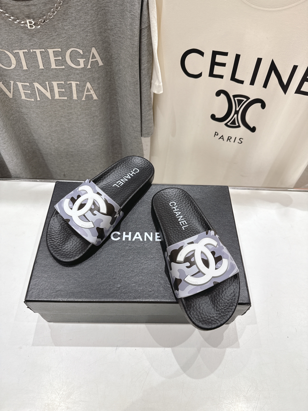 高版本出厂
  CHANEL* ｜小香2025/𝐒𝐒 𝐧𝐞𝐰夏季新款度假沙滩拖鞋
这一季的拖鞋超美😍 极