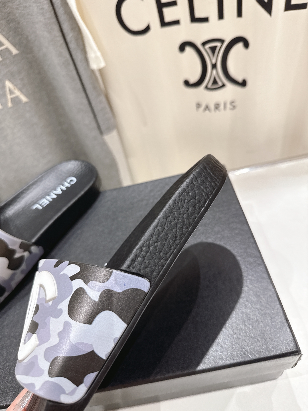 高版本出厂
  CHANEL* ｜小香2025/𝐒𝐒 𝐧𝐞𝐰夏季新款度假沙滩拖鞋
这一季的拖鞋超美😍 极