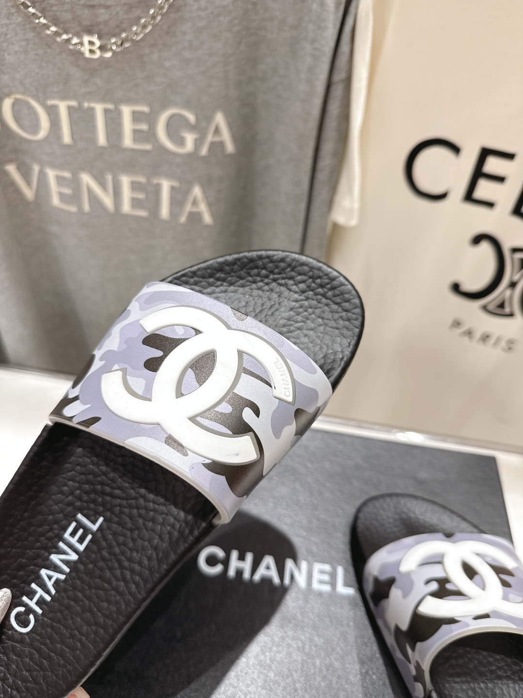 高版本出厂
  CHANEL* ｜小香2025/𝐒𝐒 𝐧𝐞𝐰夏季新款度假沙滩拖鞋
这一季的拖鞋超美😍 极