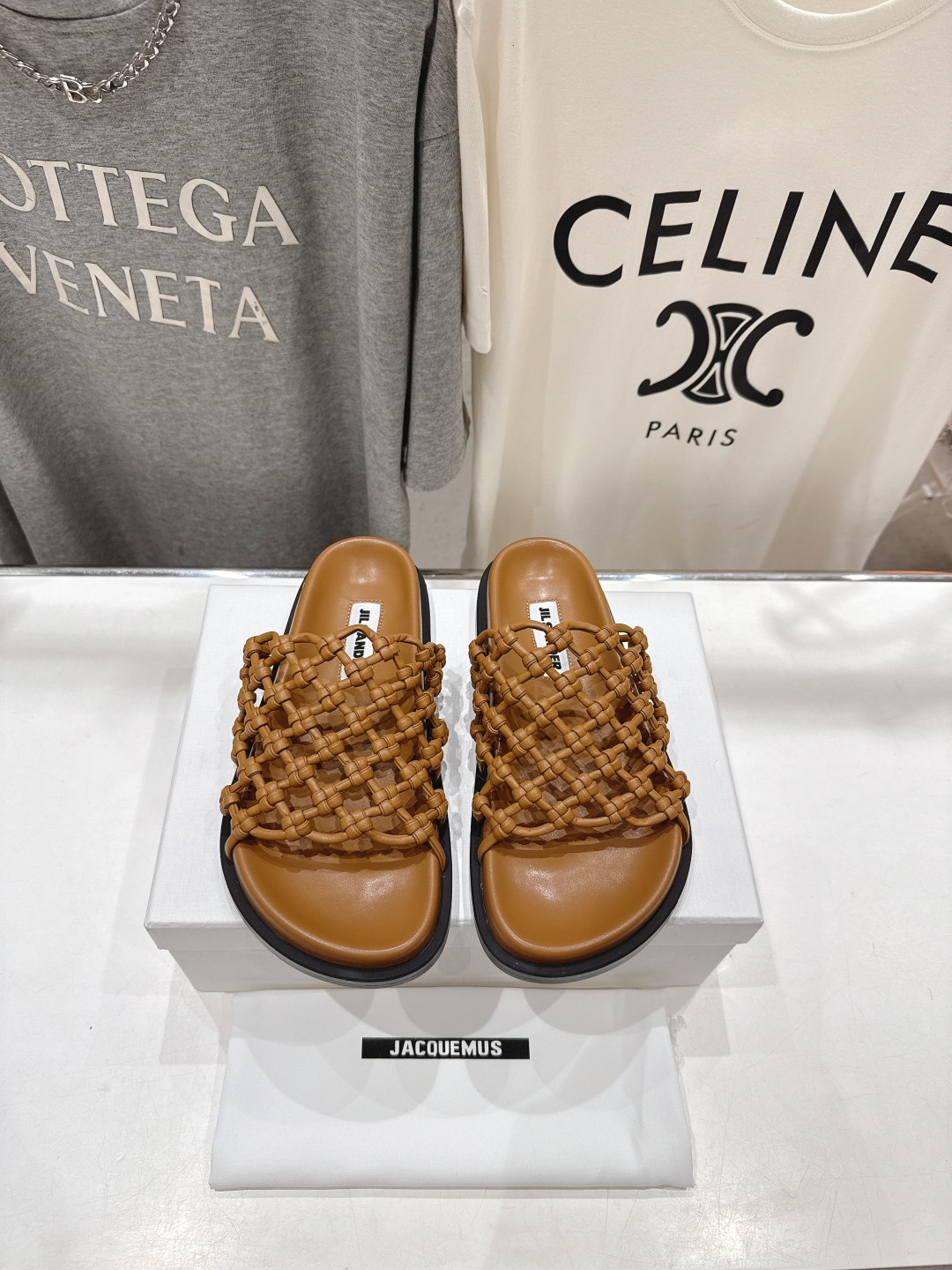 高版本出厂
 JIL SANDER/吉尔桑达 25ss最新编织皮网沙滩平底拖鞋
🩶🤍💛 jennie演唱