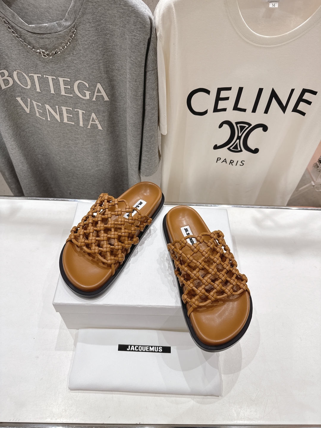 高版本出厂
 JIL SANDER/吉尔桑达 25ss最新编织皮网沙滩平底拖鞋
🩶🤍💛 jennie演唱