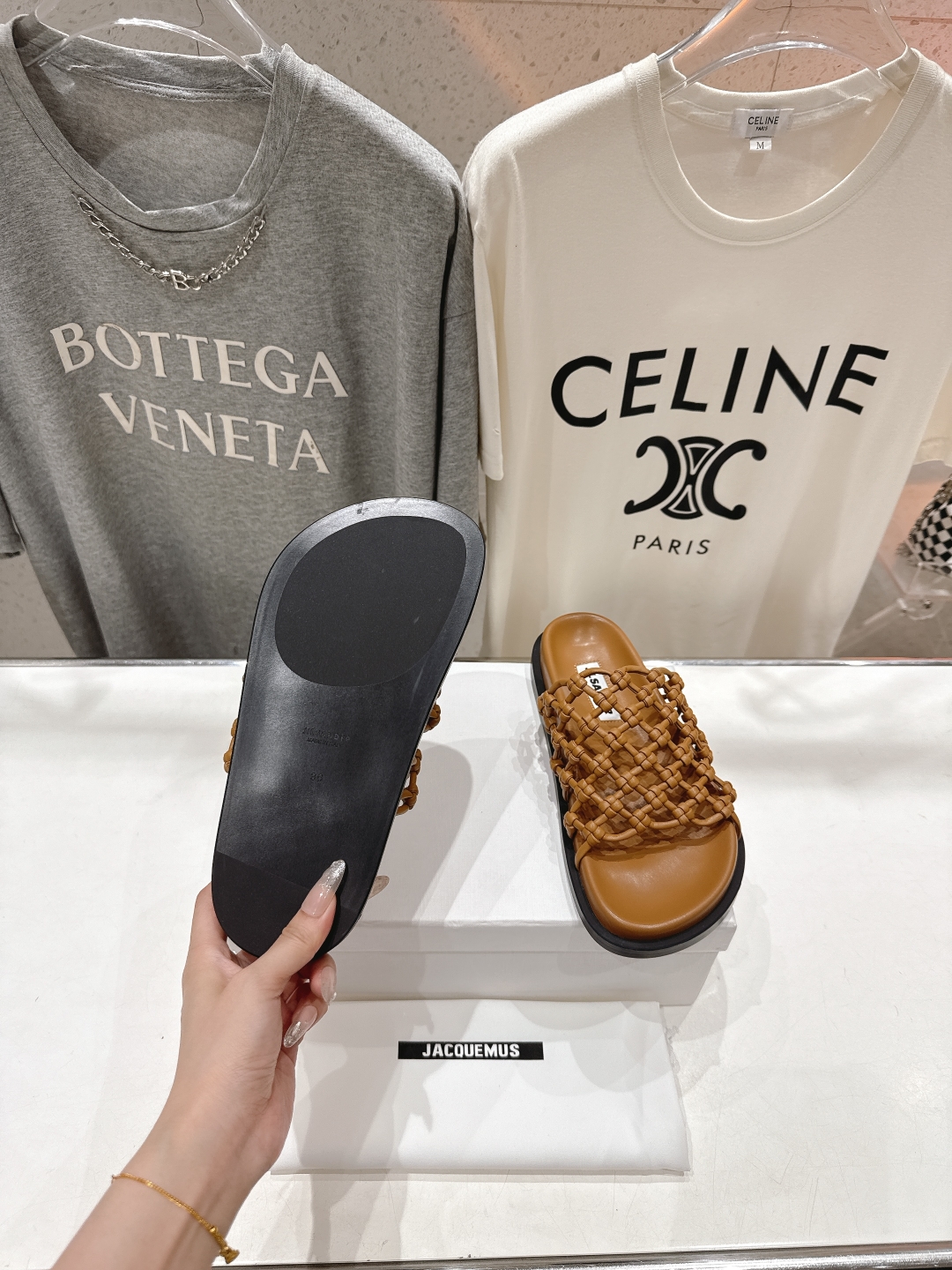 高版本出厂
 JIL SANDER/吉尔桑达 25ss最新编织皮网沙滩平底拖鞋
🩶🤍💛 jennie演唱