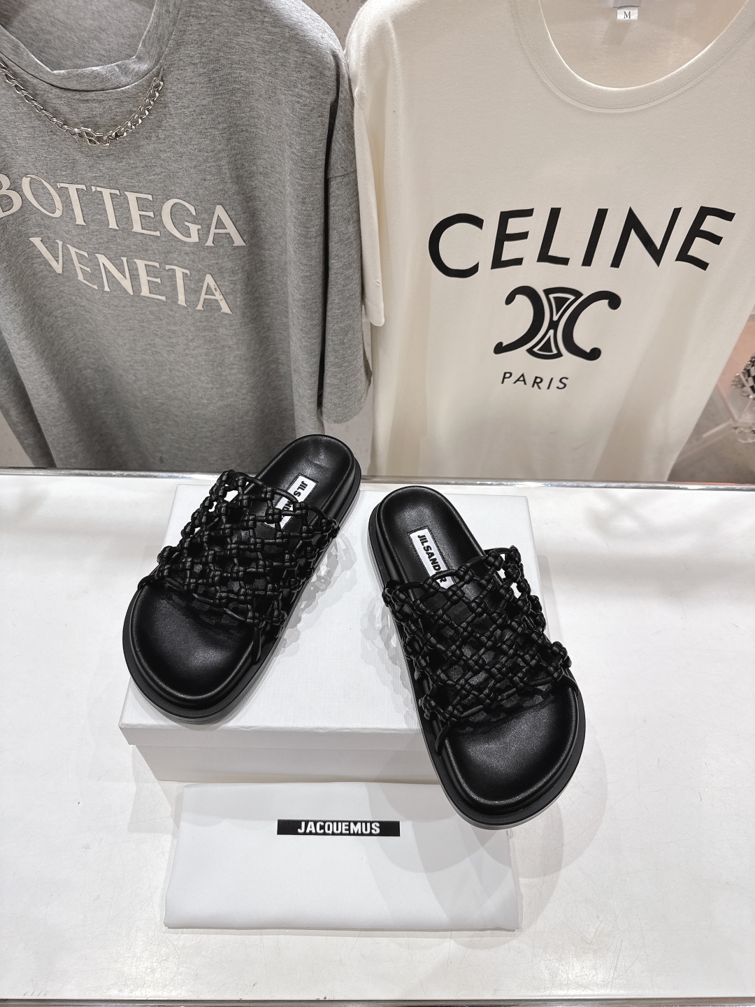 高版本出厂
 JIL SANDER/吉尔桑达 25ss最新编织皮网沙滩平底拖鞋
🩶🤍💛 jennie演唱