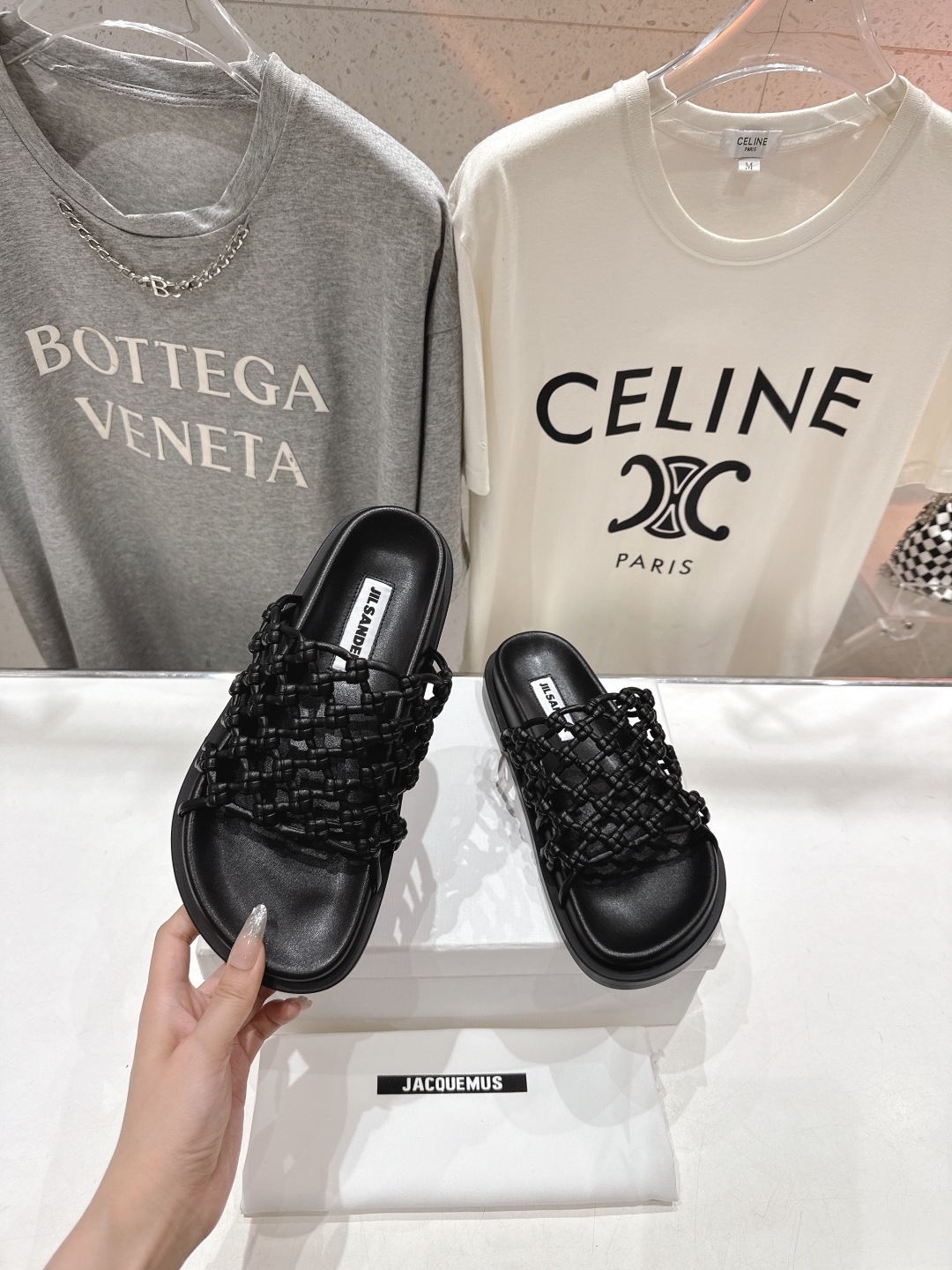 高版本出厂
 JIL SANDER/吉尔桑达 25ss最新编织皮网沙滩平底拖鞋
🩶🤍💛 jennie演唱