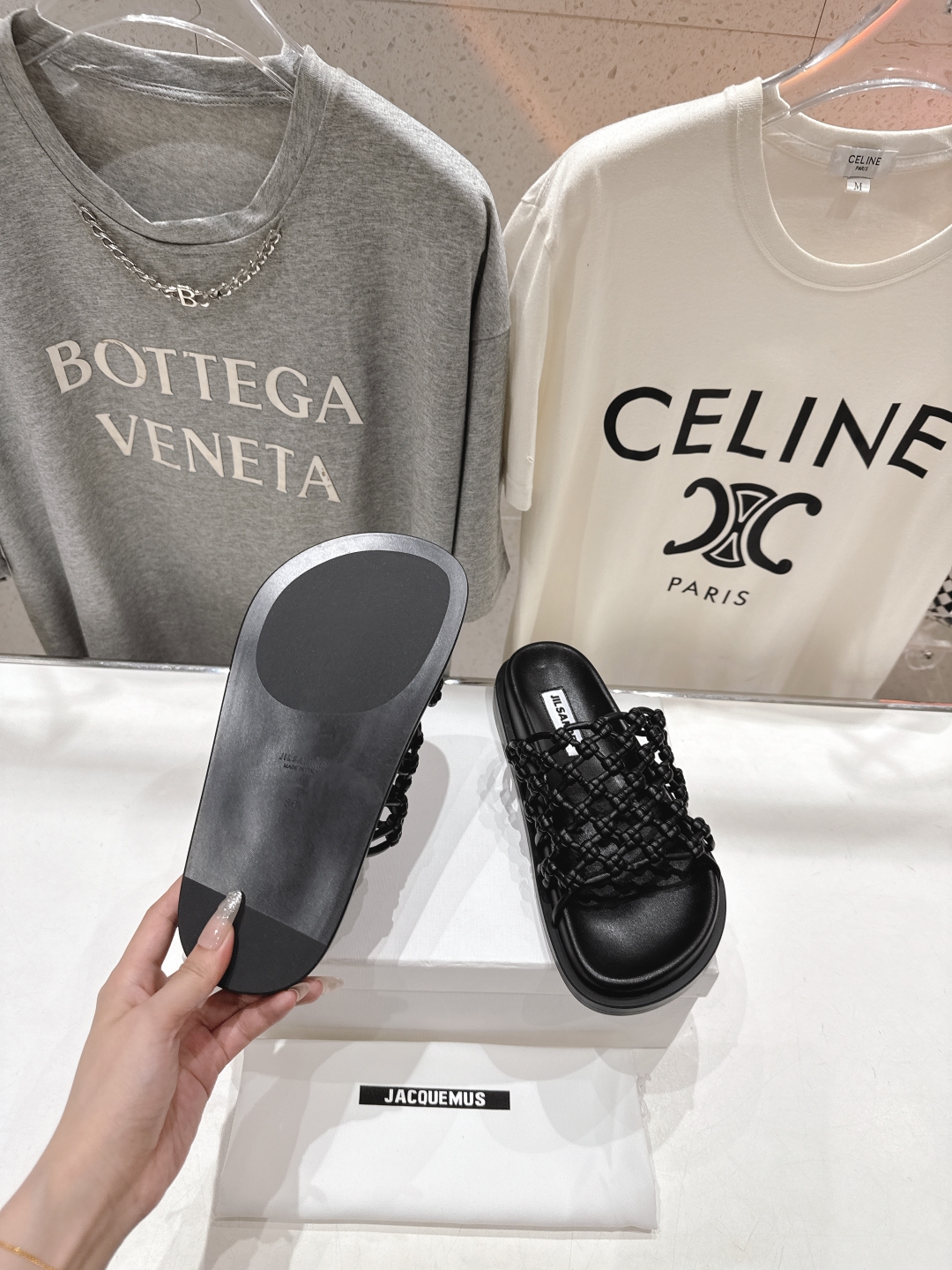 高版本出厂
 JIL SANDER/吉尔桑达 25ss最新编织皮网沙滩平底拖鞋
🩶🤍💛 jennie演唱