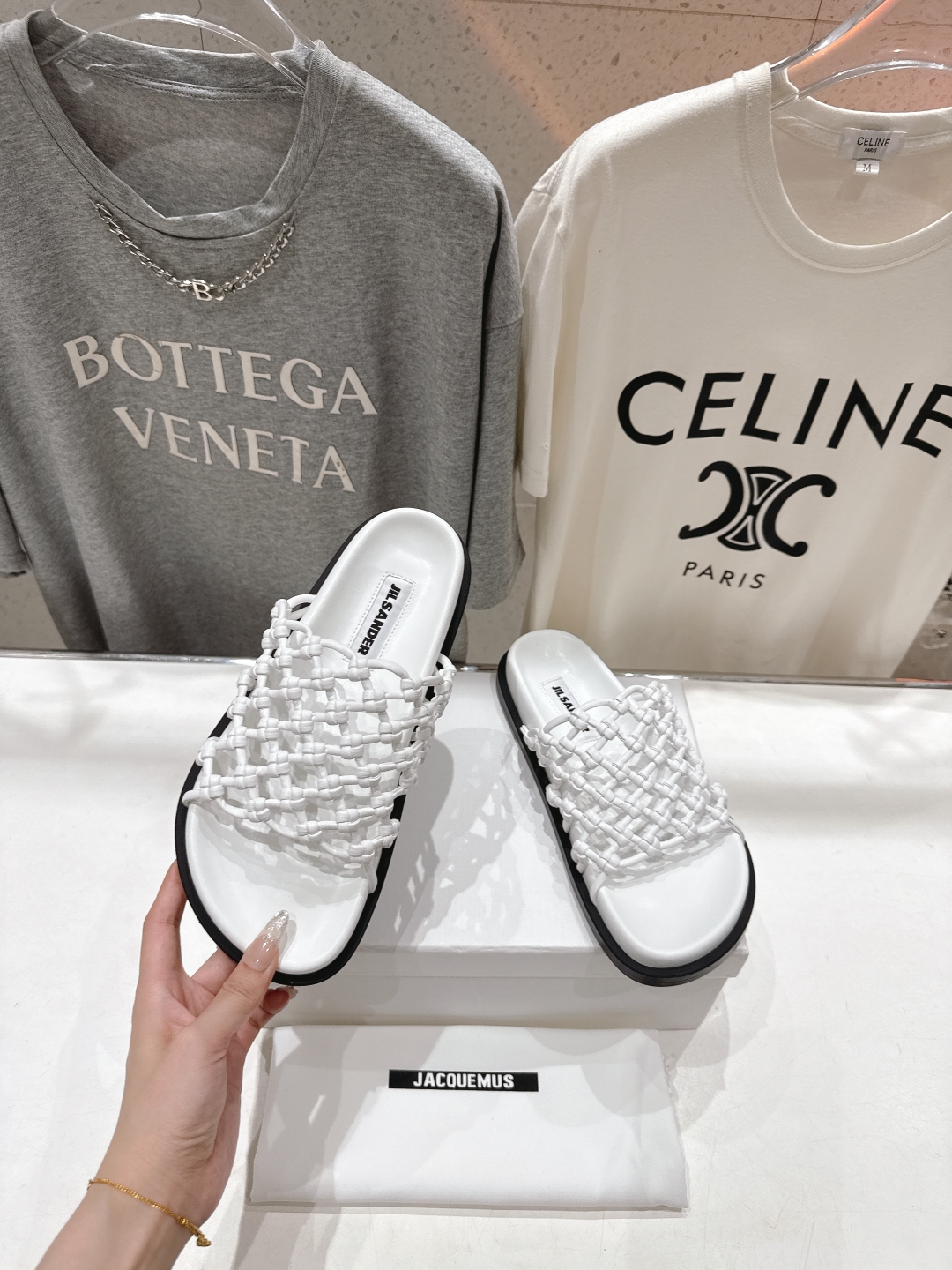 高版本出厂
 JIL SANDER/吉尔桑达 25ss最新编织皮网沙滩平底拖鞋
🩶🤍💛 jennie演唱