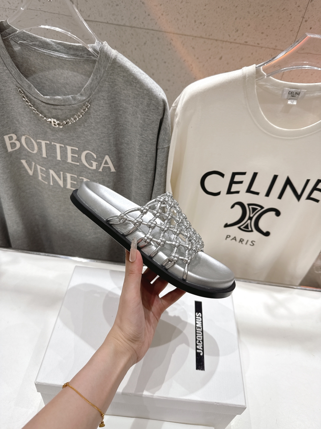 高版本出厂
 JIL SANDER/吉尔桑达 25ss最新编织皮网沙滩平底拖鞋
🩶🤍💛 jennie演唱