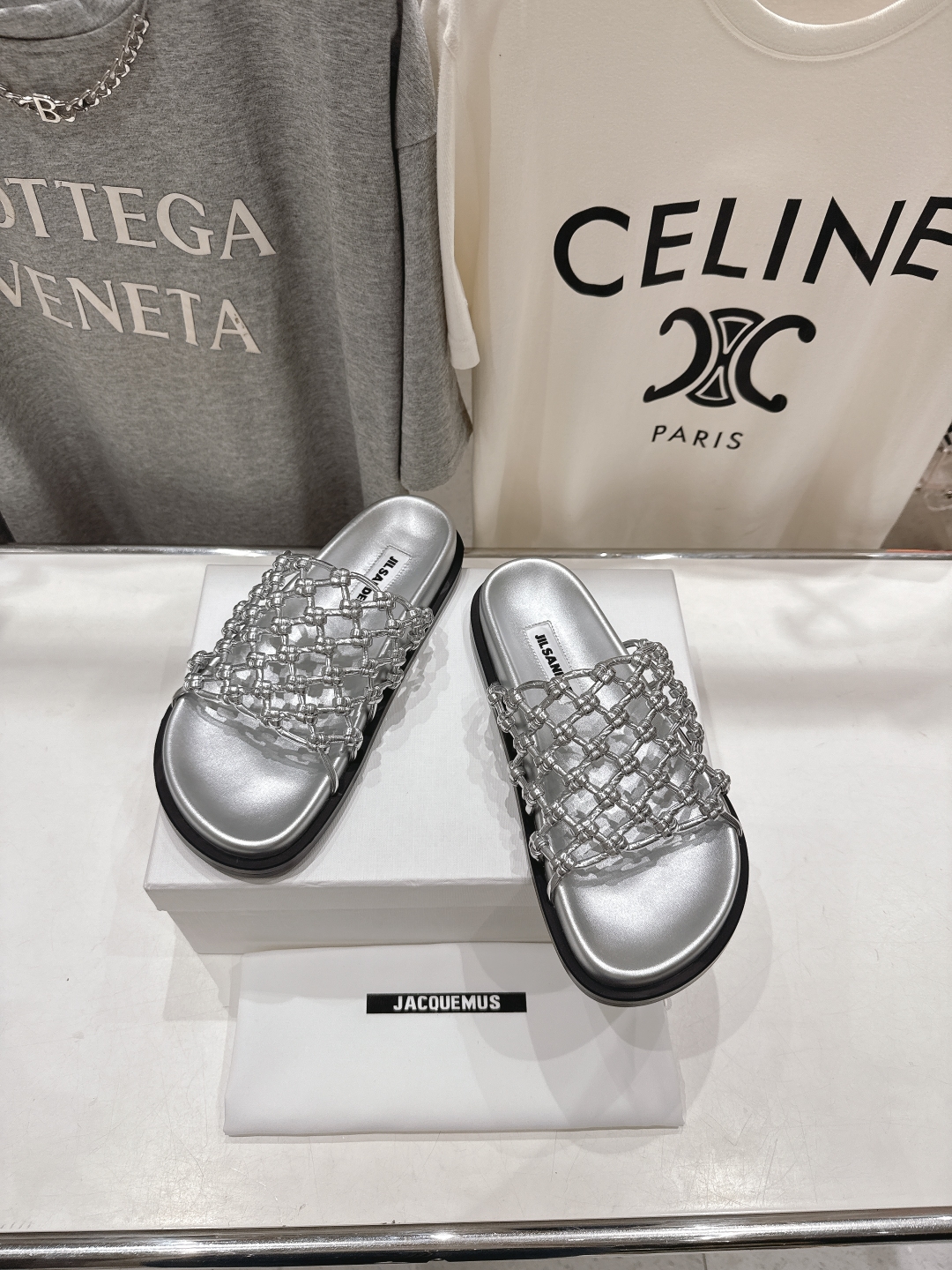 高版本出厂
 JIL SANDER/吉尔桑达 25ss最新编织皮网沙滩平底拖鞋
🩶🤍💛 jennie演唱