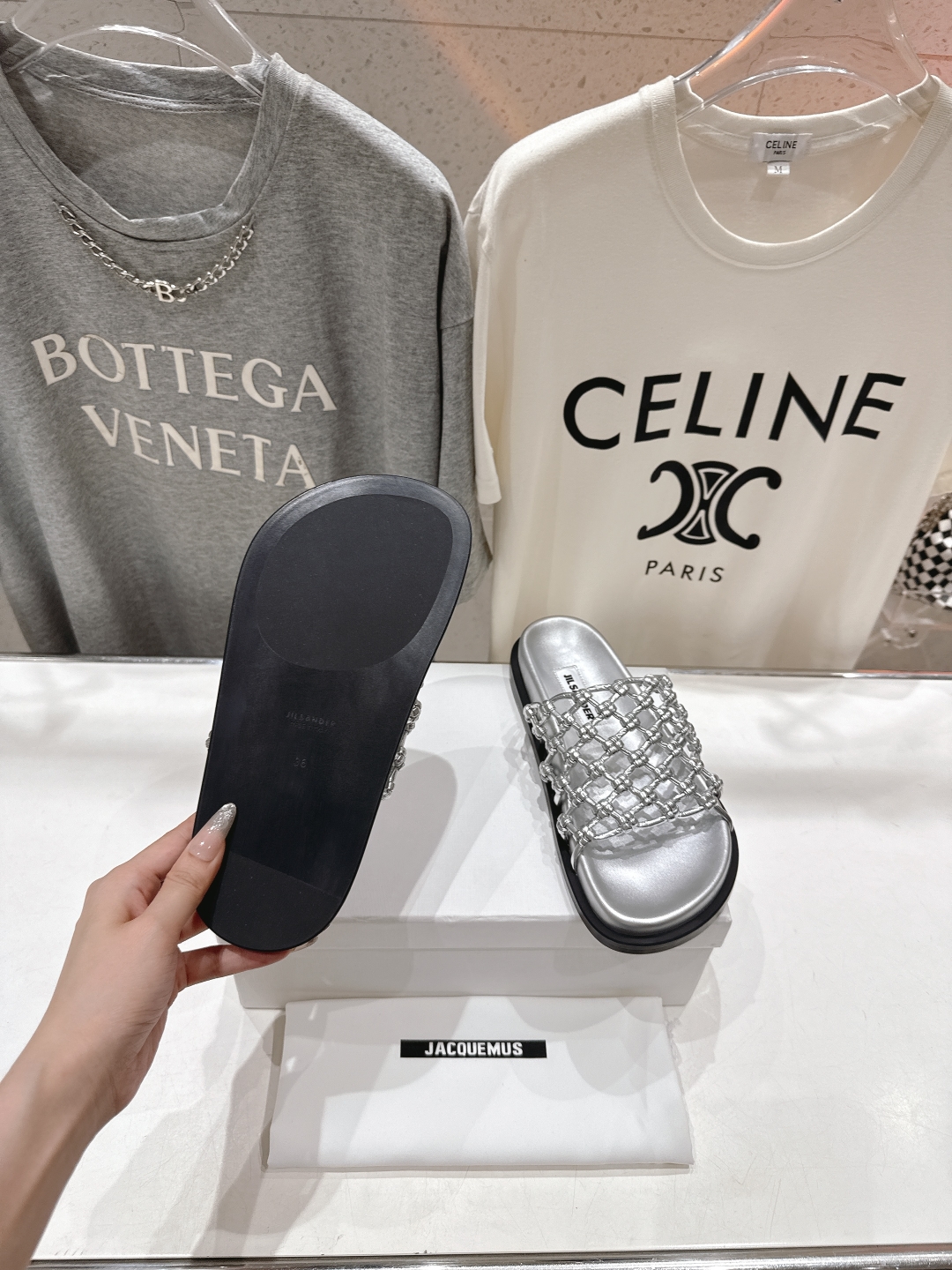 高版本出厂
 JIL SANDER/吉尔桑达 25ss最新编织皮网沙滩平底拖鞋
🩶🤍💛 jennie演唱