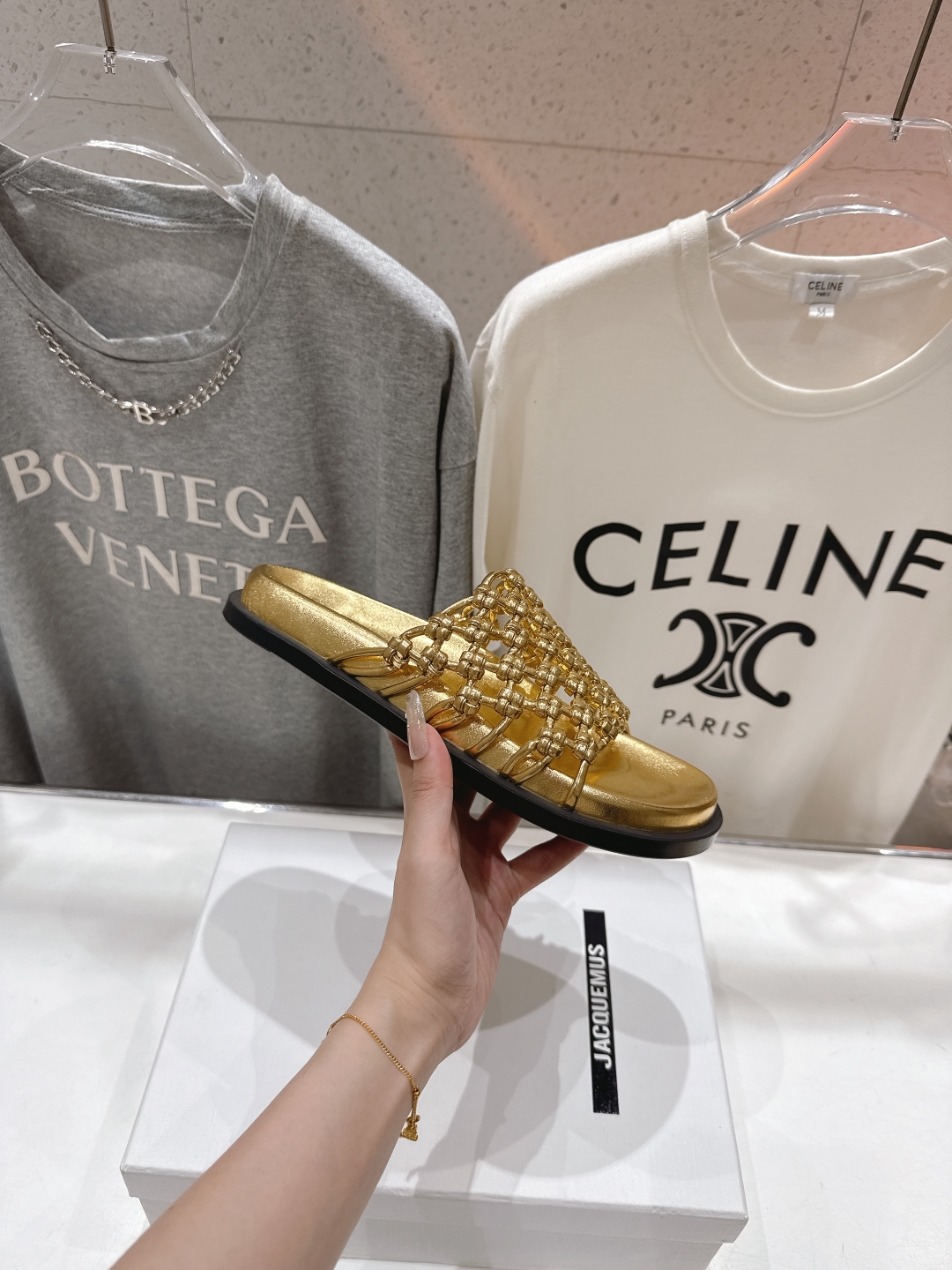 高版本出厂
 JIL SANDER/吉尔桑达 25ss最新编织皮网沙滩平底拖鞋
🩶🤍💛 jennie演唱