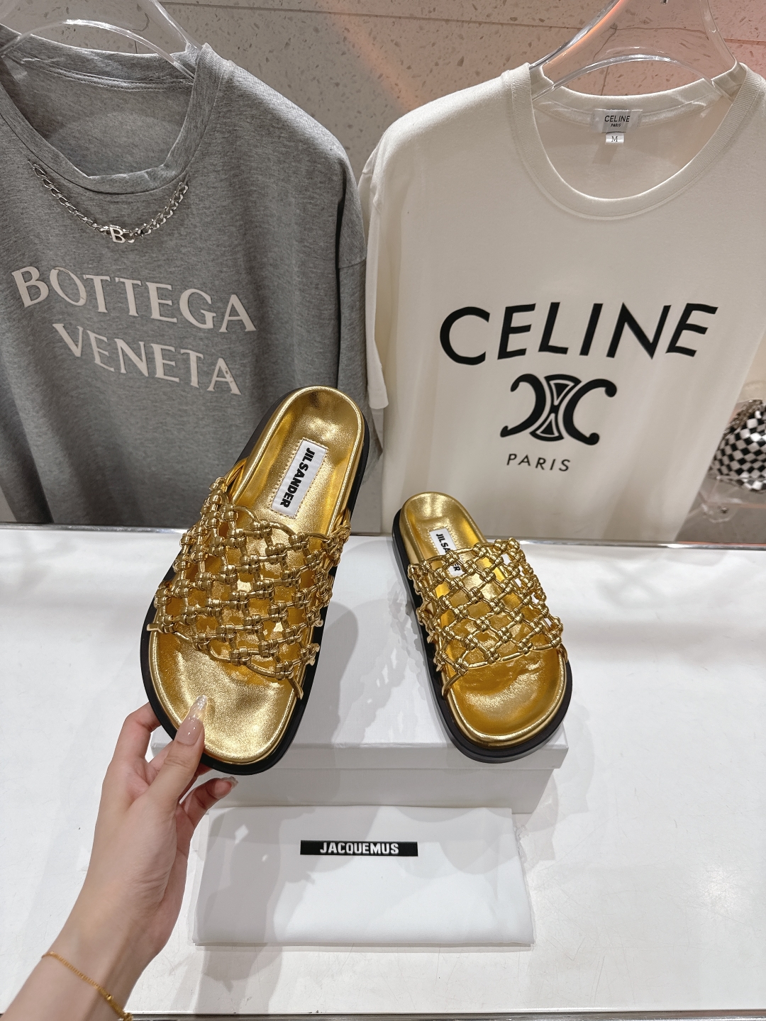 高版本出厂
 JIL SANDER/吉尔桑达 25ss最新编织皮网沙滩平底拖鞋
🩶🤍💛 jennie演唱