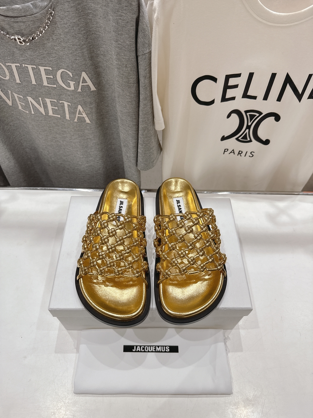 高版本出厂
 JIL SANDER/吉尔桑达 25ss最新编织皮网沙滩平底拖鞋
🩶🤍💛 jennie演唱
