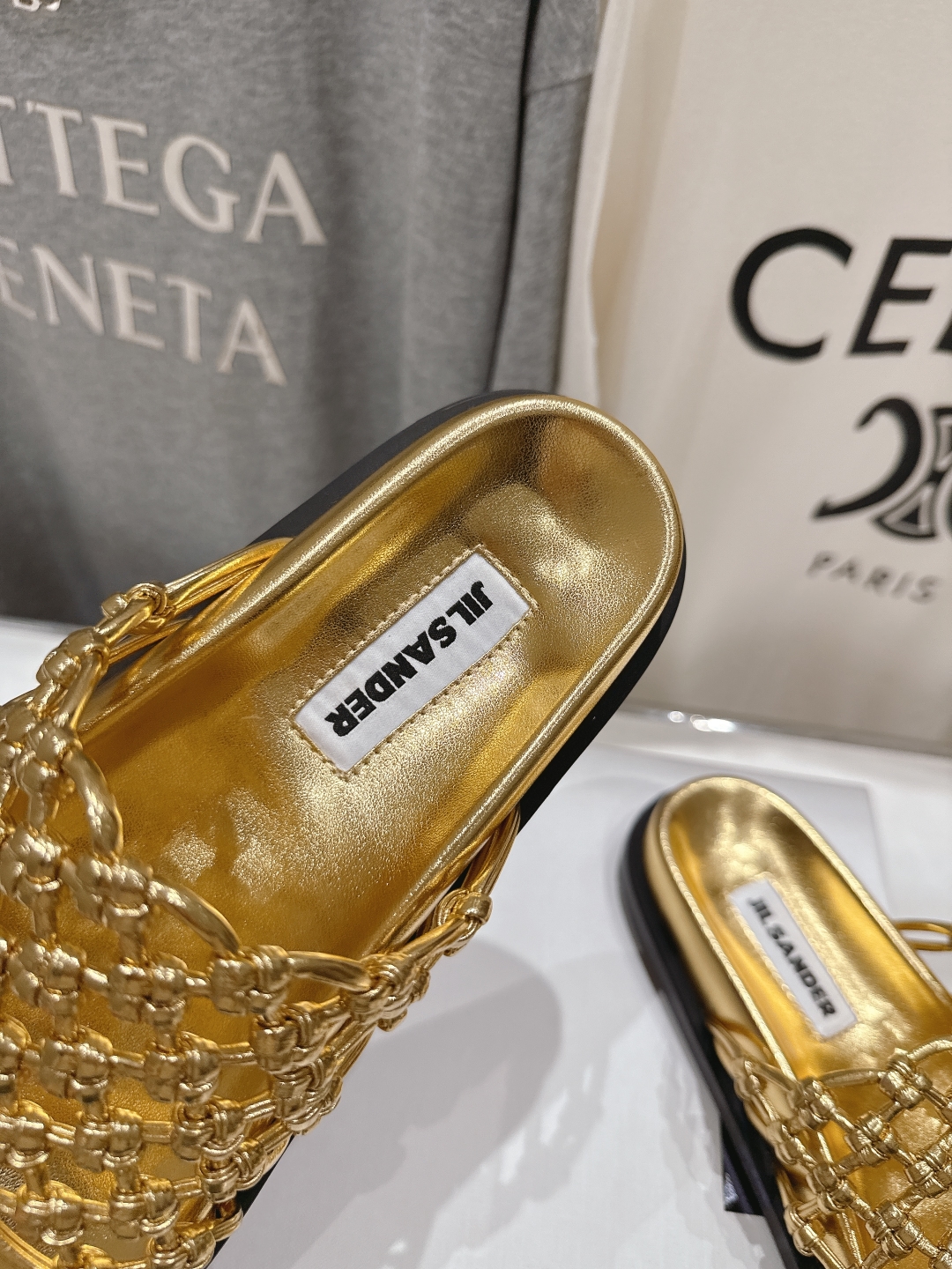 高版本出厂
 JIL SANDER/吉尔桑达 25ss最新编织皮网沙滩平底拖鞋
🩶🤍💛 jennie演唱