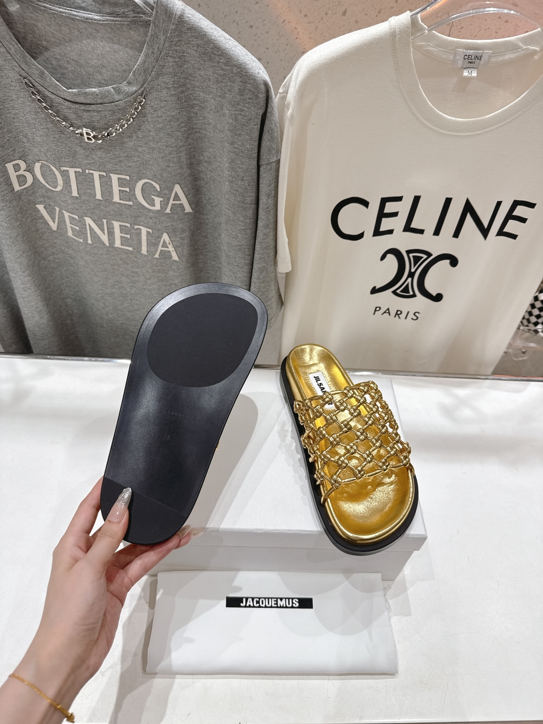 高版本出厂
 JIL SANDER/吉尔桑达 25ss最新编织皮网沙滩平底拖鞋
🩶🤍💛 jennie演唱