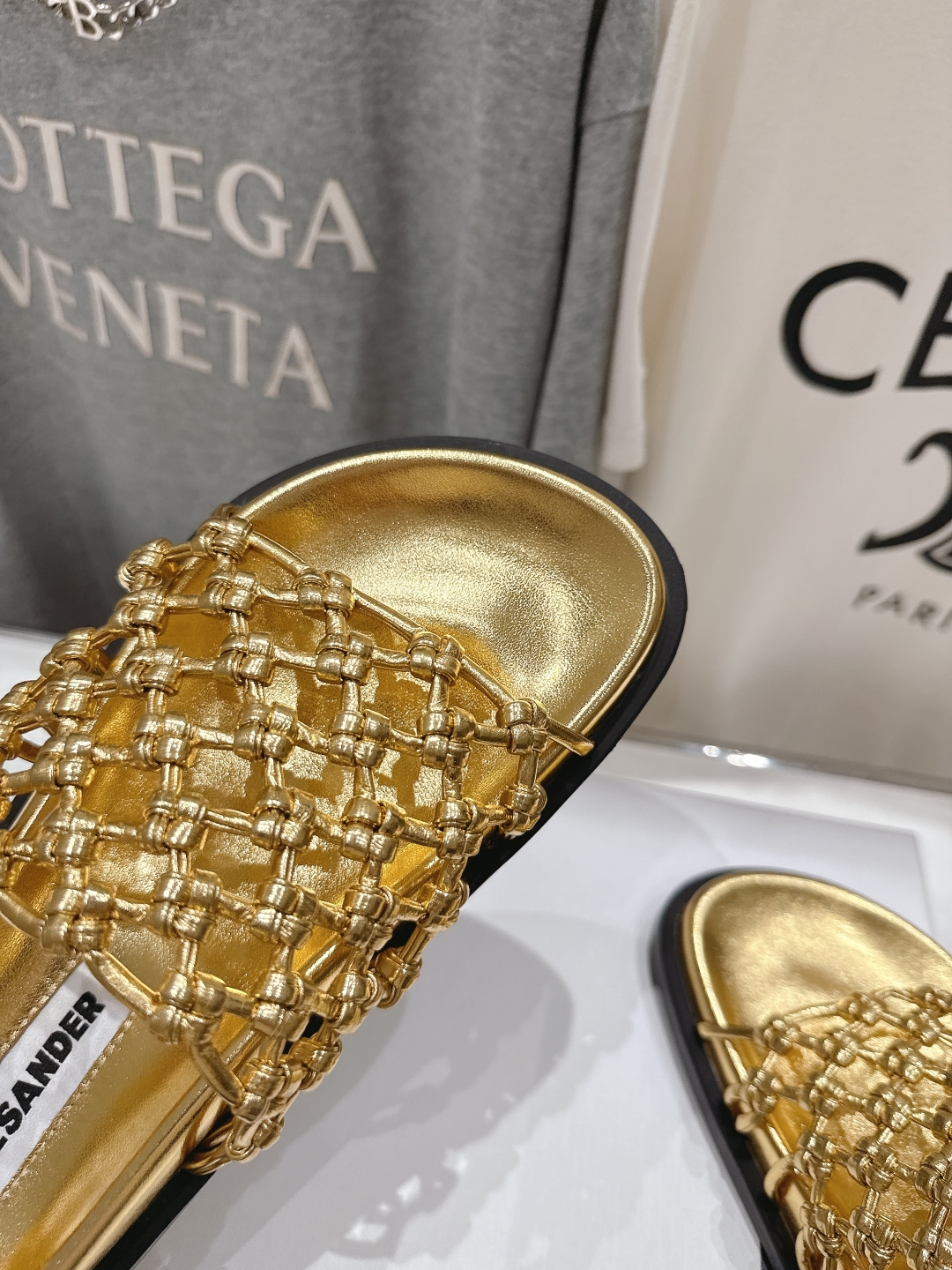 高版本出厂
 JIL SANDER/吉尔桑达 25ss最新编织皮网沙滩平底拖鞋
🩶🤍💛 jennie演唱