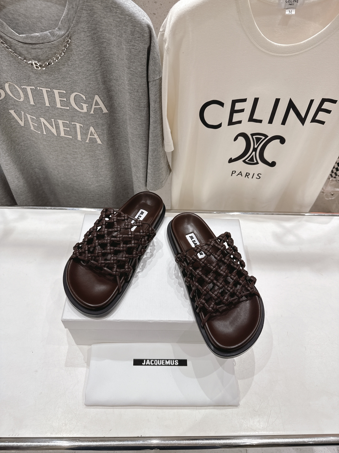 高版本出厂
 JIL SANDER/吉尔桑达 25ss最新编织皮网沙滩平底拖鞋
🩶🤍💛 jennie演唱
