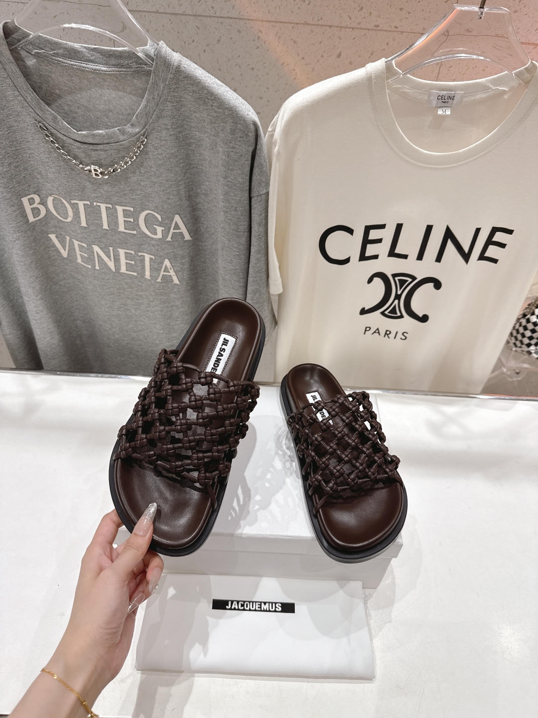 高版本出厂
 JIL SANDER/吉尔桑达 25ss最新编织皮网沙滩平底拖鞋
🩶🤍💛 jennie演唱