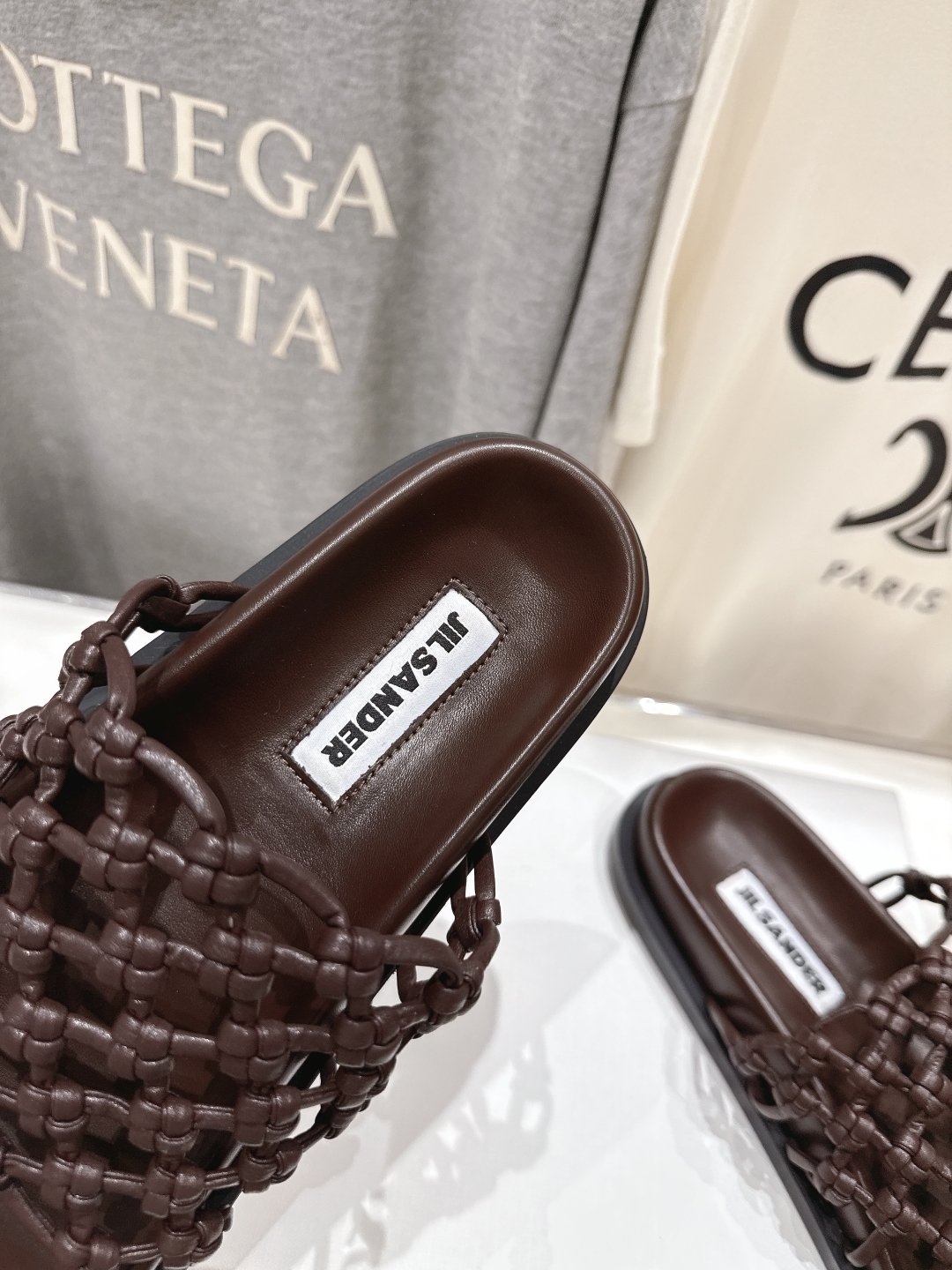 高版本出厂
 JIL SANDER/吉尔桑达 25ss最新编织皮网沙滩平底拖鞋
🩶🤍💛 jennie演唱