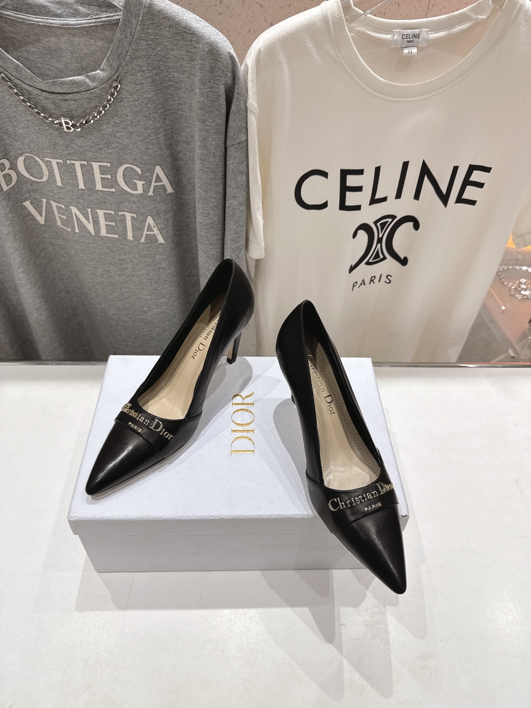 高版本出厂 
  DIOR*迪奥D家2025ss春夏新款尖头高跟鞋凉鞋时装鞋！顶级版本～
超美的脚踝扣上