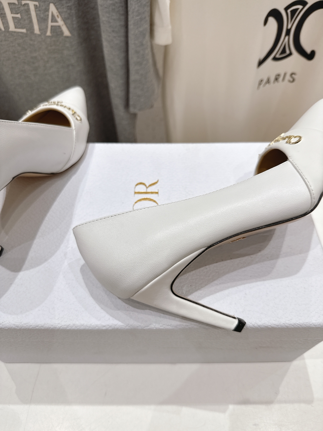 高版本出厂 
  DIOR*迪奥D家2025ss春夏新款尖头高跟鞋凉鞋时装鞋！顶级版本～
超美的脚踝扣上