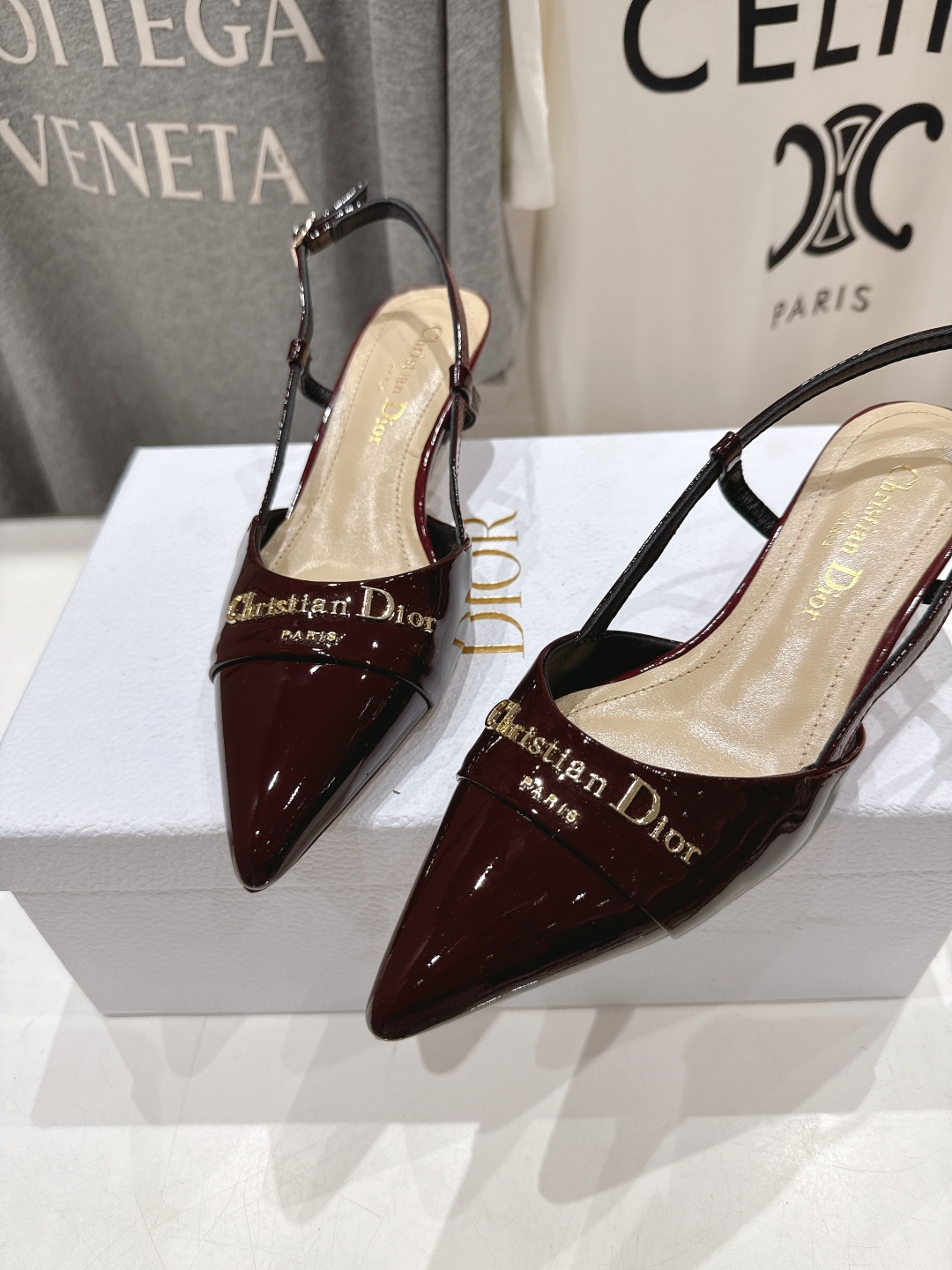 高版本出厂 
  DIOR*迪奥D家2025ss春夏新款尖头高跟鞋凉鞋时装鞋！顶级版本～
超美的脚踝扣上