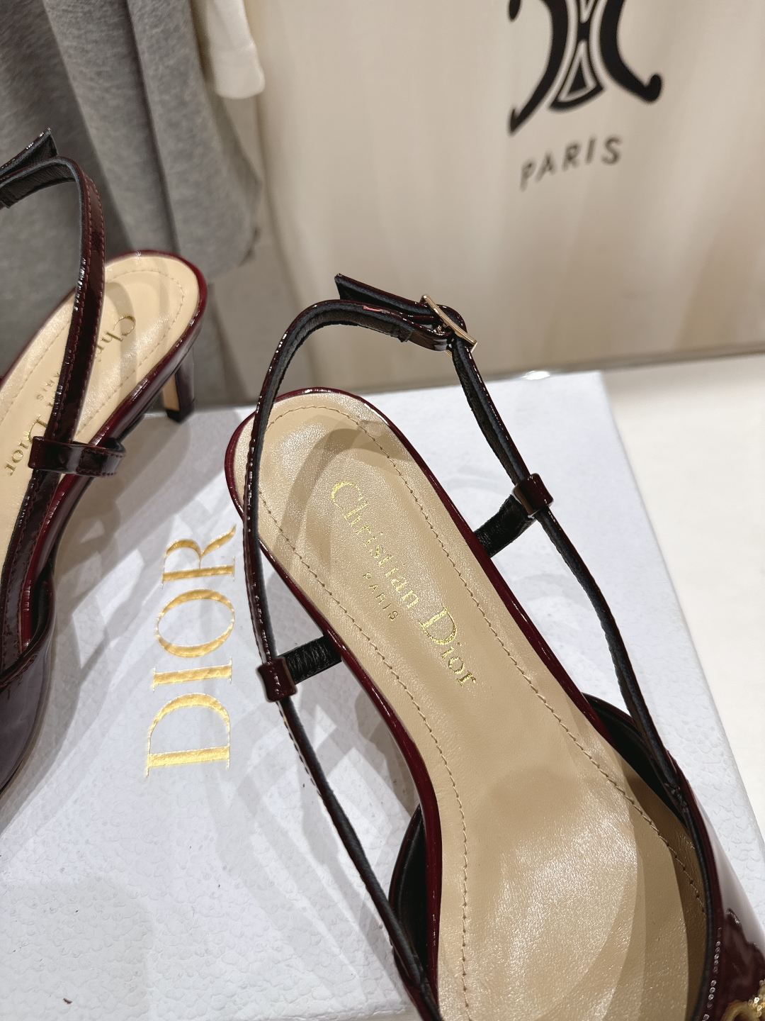 高版本出厂 
  DIOR*迪奥D家2025ss春夏新款尖头高跟鞋凉鞋时装鞋！顶级版本～
超美的脚踝扣上