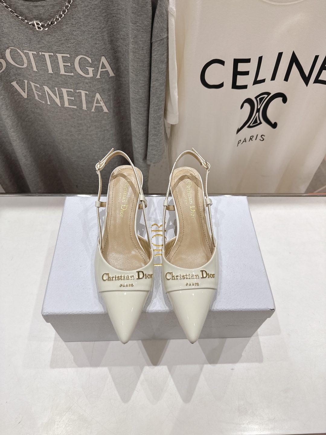 高版本出厂 
  DIOR*迪奥D家2025ss春夏新款尖头高跟鞋凉鞋时装鞋！顶级版本～
超美的脚踝扣上