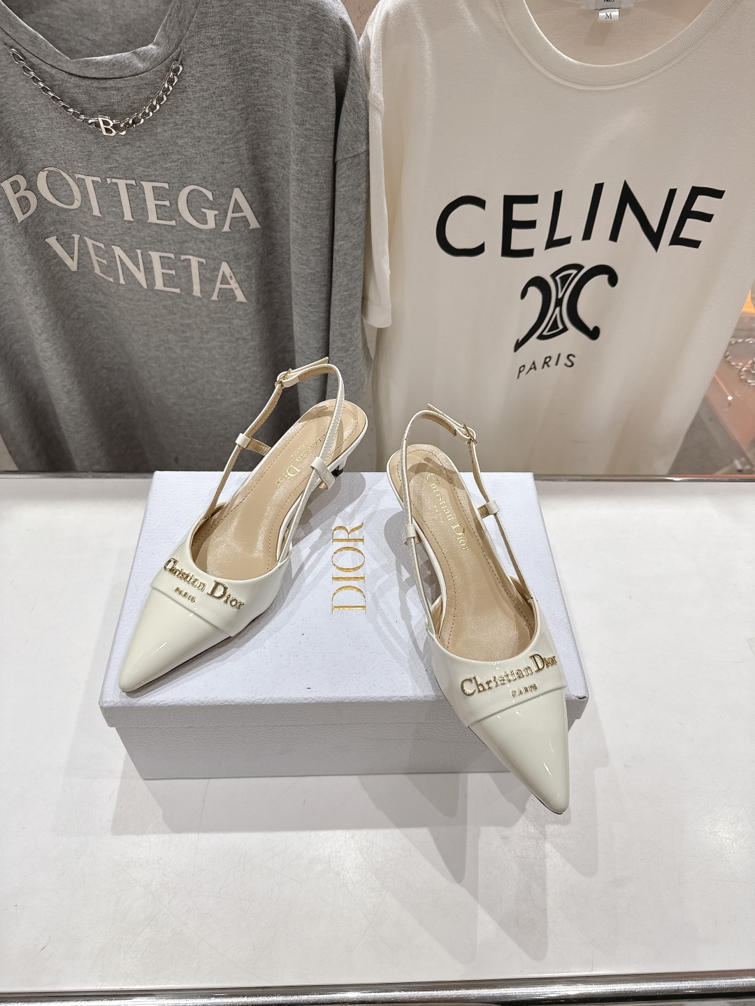 高版本出厂 
  DIOR*迪奥D家2025ss春夏新款尖头高跟鞋凉鞋时装鞋！顶级版本～
超美的脚踝扣上