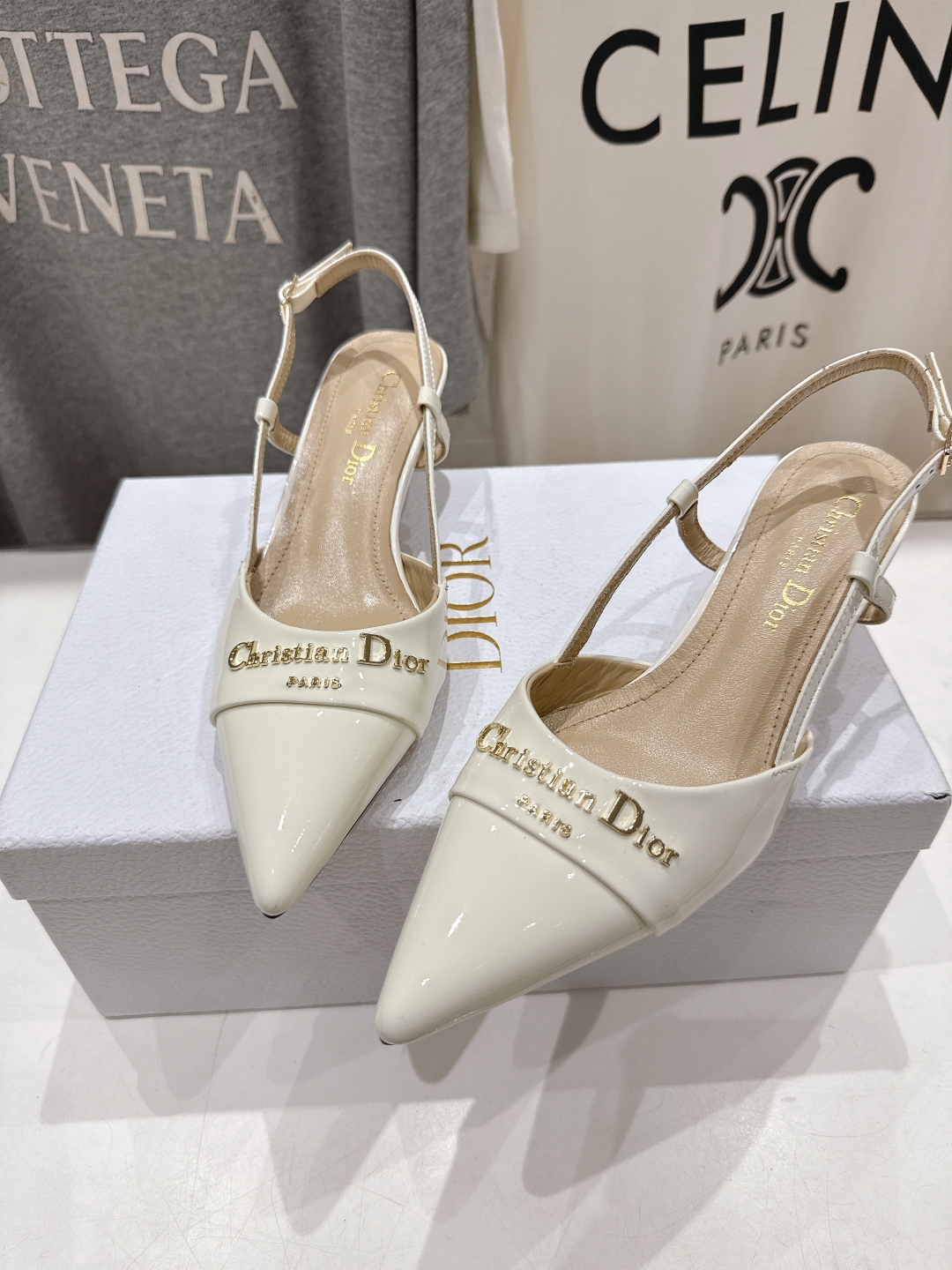 高版本出厂 
  DIOR*迪奥D家2025ss春夏新款尖头高跟鞋凉鞋时装鞋！顶级版本～
超美的脚踝扣上