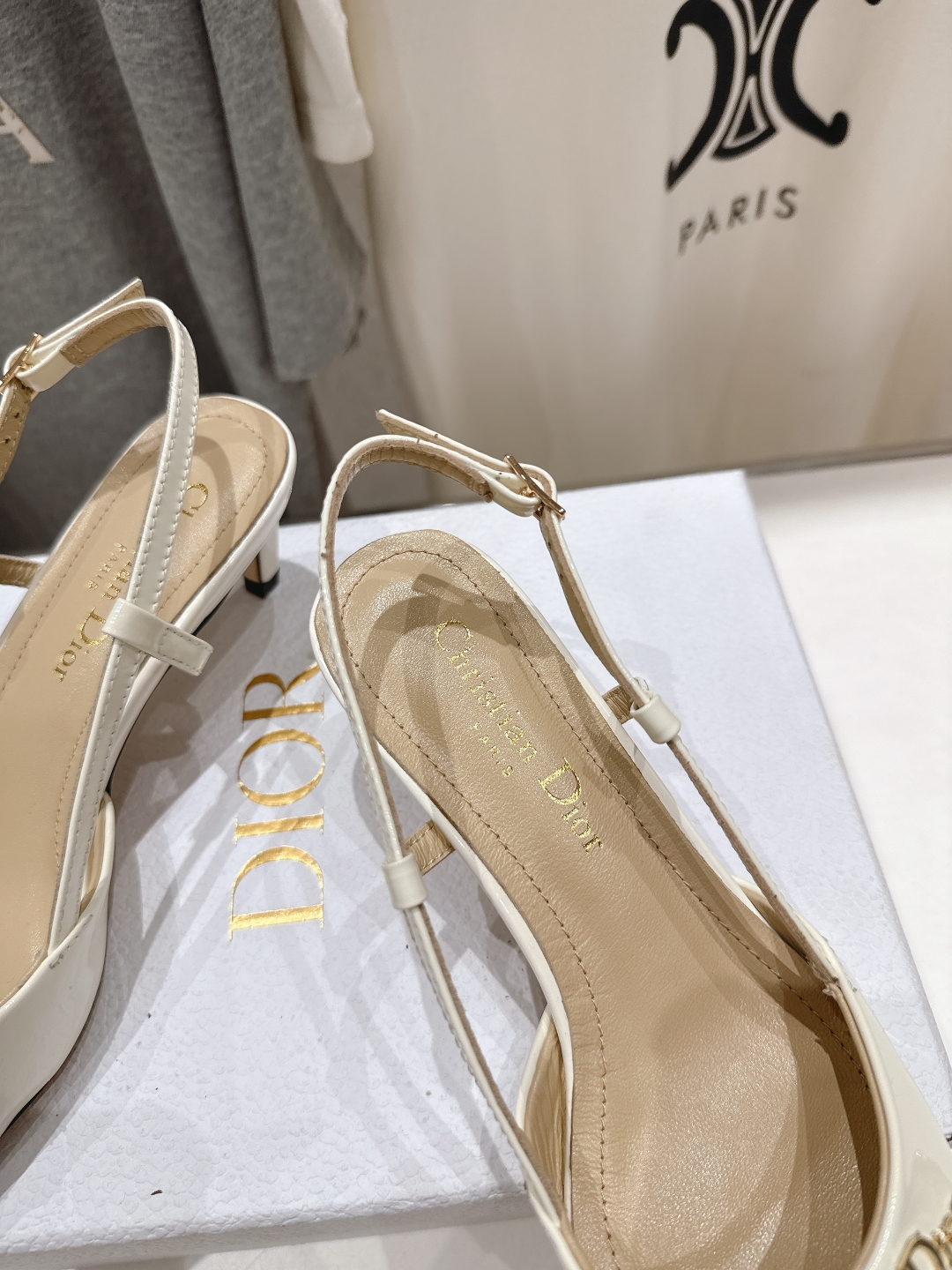 高版本出厂 
  DIOR*迪奥D家2025ss春夏新款尖头高跟鞋凉鞋时装鞋！顶级版本～
超美的脚踝扣上
