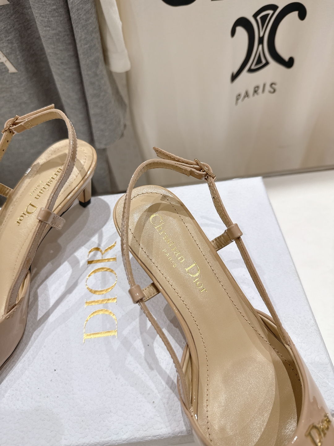 高版本出厂 
  DIOR*迪奥D家2025ss春夏新款尖头高跟鞋凉鞋时装鞋！顶级版本～
超美的脚踝扣上