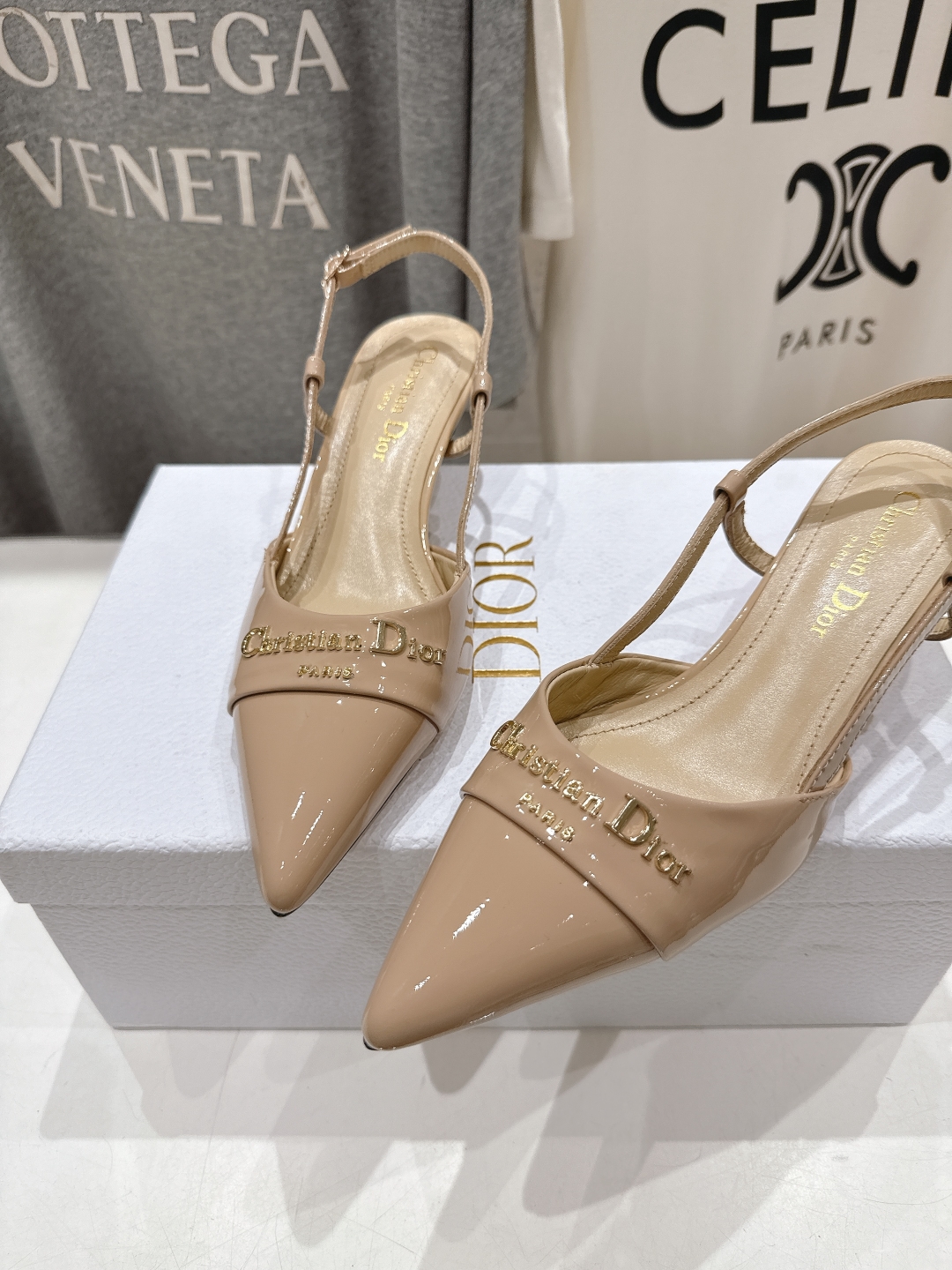 高版本出厂 
  DIOR*迪奥D家2025ss春夏新款尖头高跟鞋凉鞋时装鞋！顶级版本～
超美的脚踝扣上