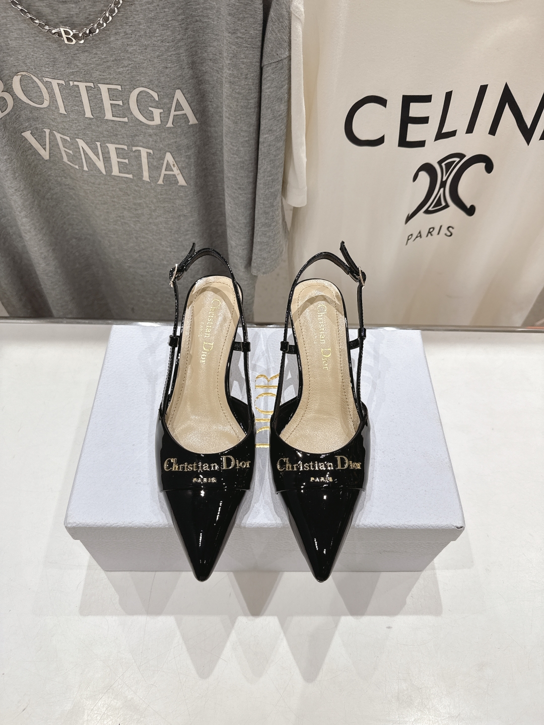 高版本出厂 
  DIOR*迪奥D家2025ss春夏新款尖头高跟鞋凉鞋时装鞋！顶级版本～
超美的脚踝扣上