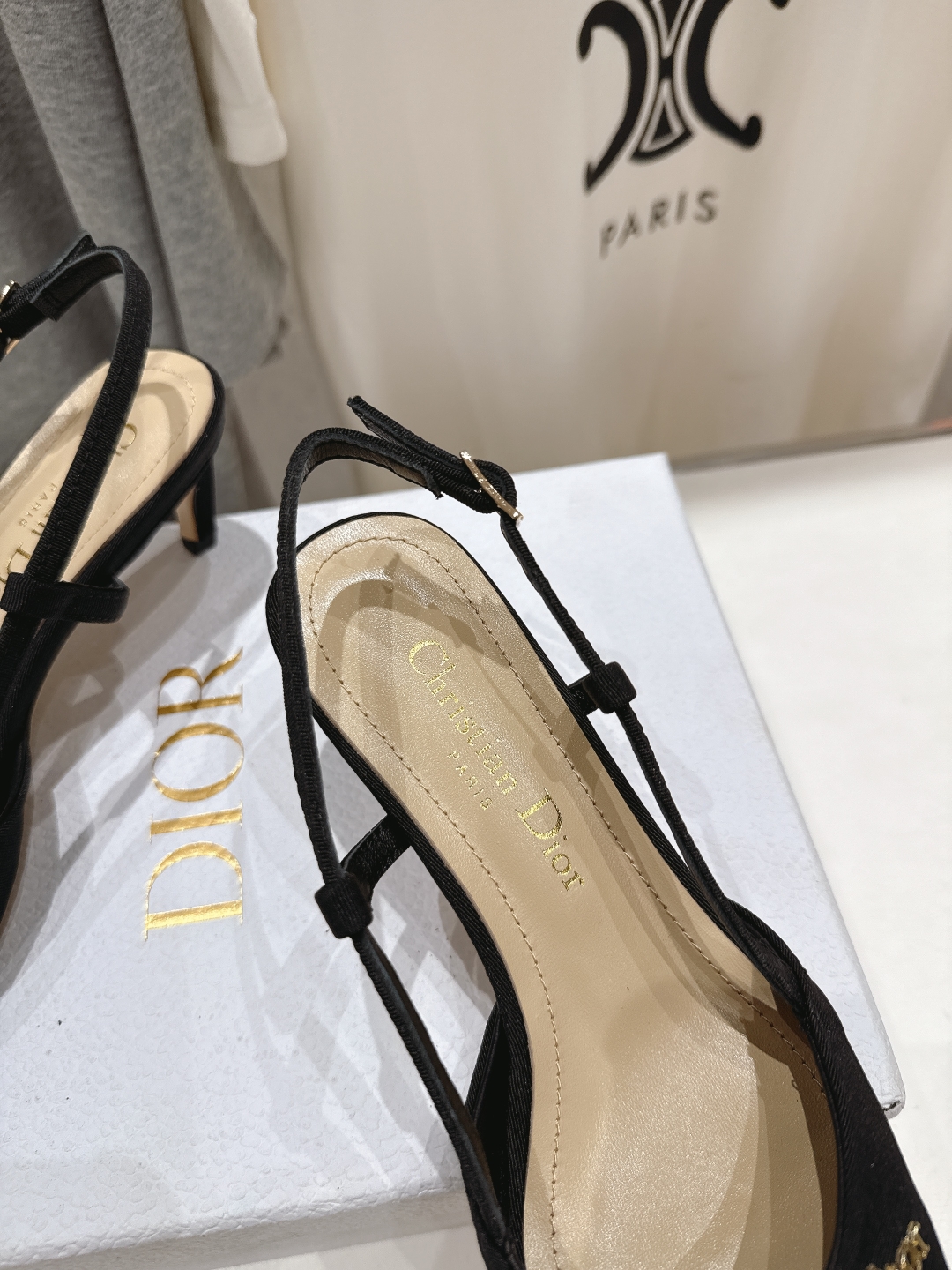 高版本出厂 
  DIOR*迪奥D家2025ss春夏新款尖头高跟鞋凉鞋时装鞋！顶级版本～
超美的脚踝扣上