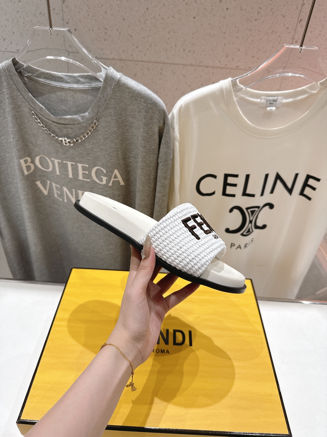 高版本出厂 
 Fendi*芬迪25ss新款平底沙滩休闲情侣款拖鞋
ZP购入对比定制，经典刺绣logo设