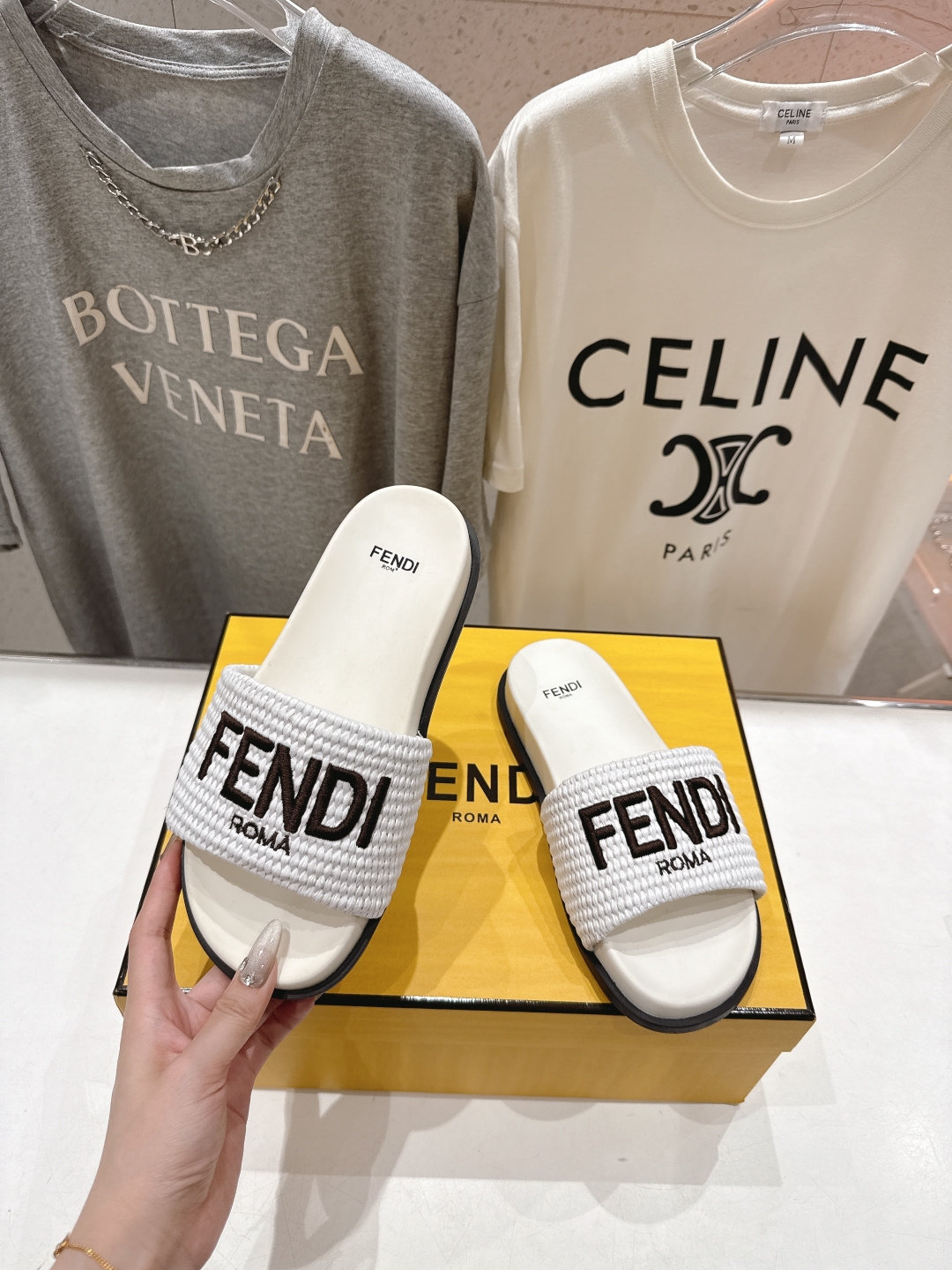高版本出厂 
 Fendi*芬迪25ss新款平底沙滩休闲情侣款拖鞋
ZP购入对比定制，经典刺绣logo设