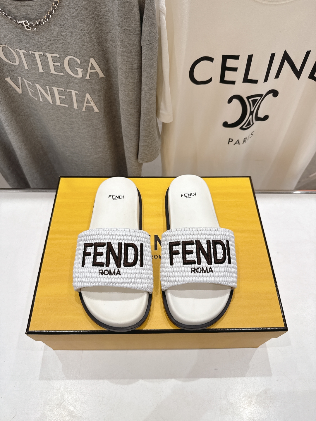 高版本出厂 
 Fendi*芬迪25ss新款平底沙滩休闲情侣款拖鞋
ZP购入对比定制，经典刺绣logo设