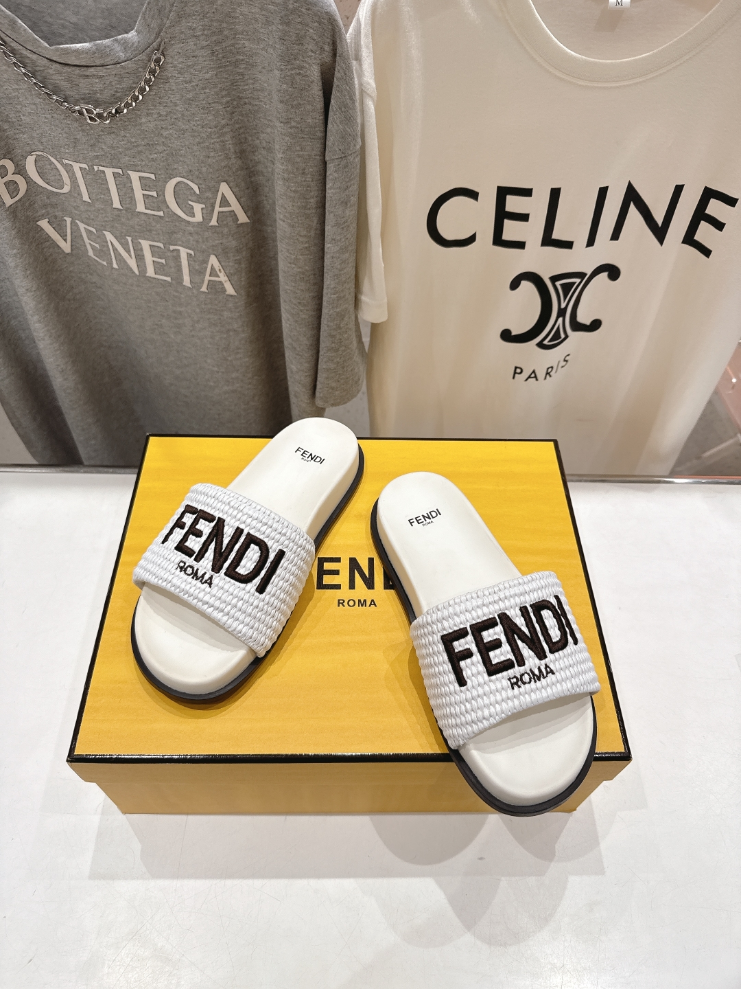 高版本出厂 
 Fendi*芬迪25ss新款平底沙滩休闲情侣款拖鞋
ZP购入对比定制，经典刺绣logo设