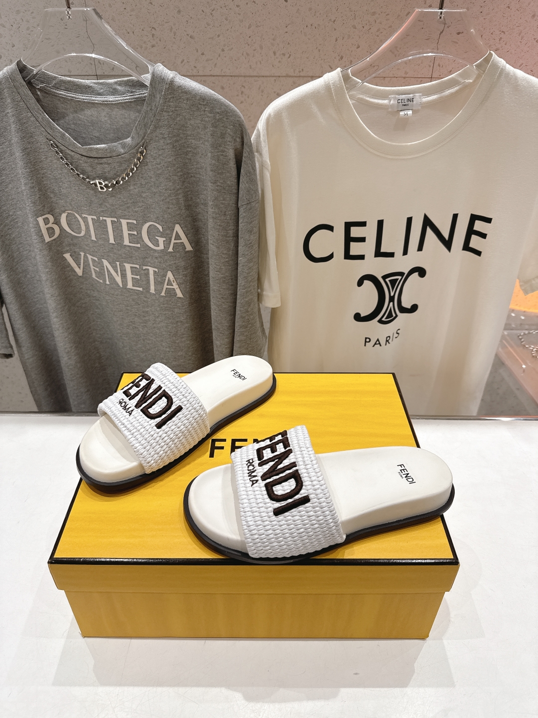 高版本出厂 
 Fendi*芬迪25ss新款平底沙滩休闲情侣款拖鞋
ZP购入对比定制，经典刺绣logo设