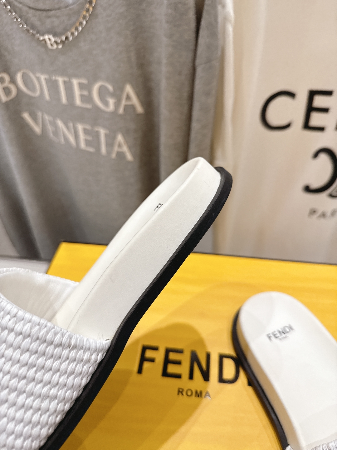 高版本出厂 
 Fendi*芬迪25ss新款平底沙滩休闲情侣款拖鞋
ZP购入对比定制，经典刺绣logo设