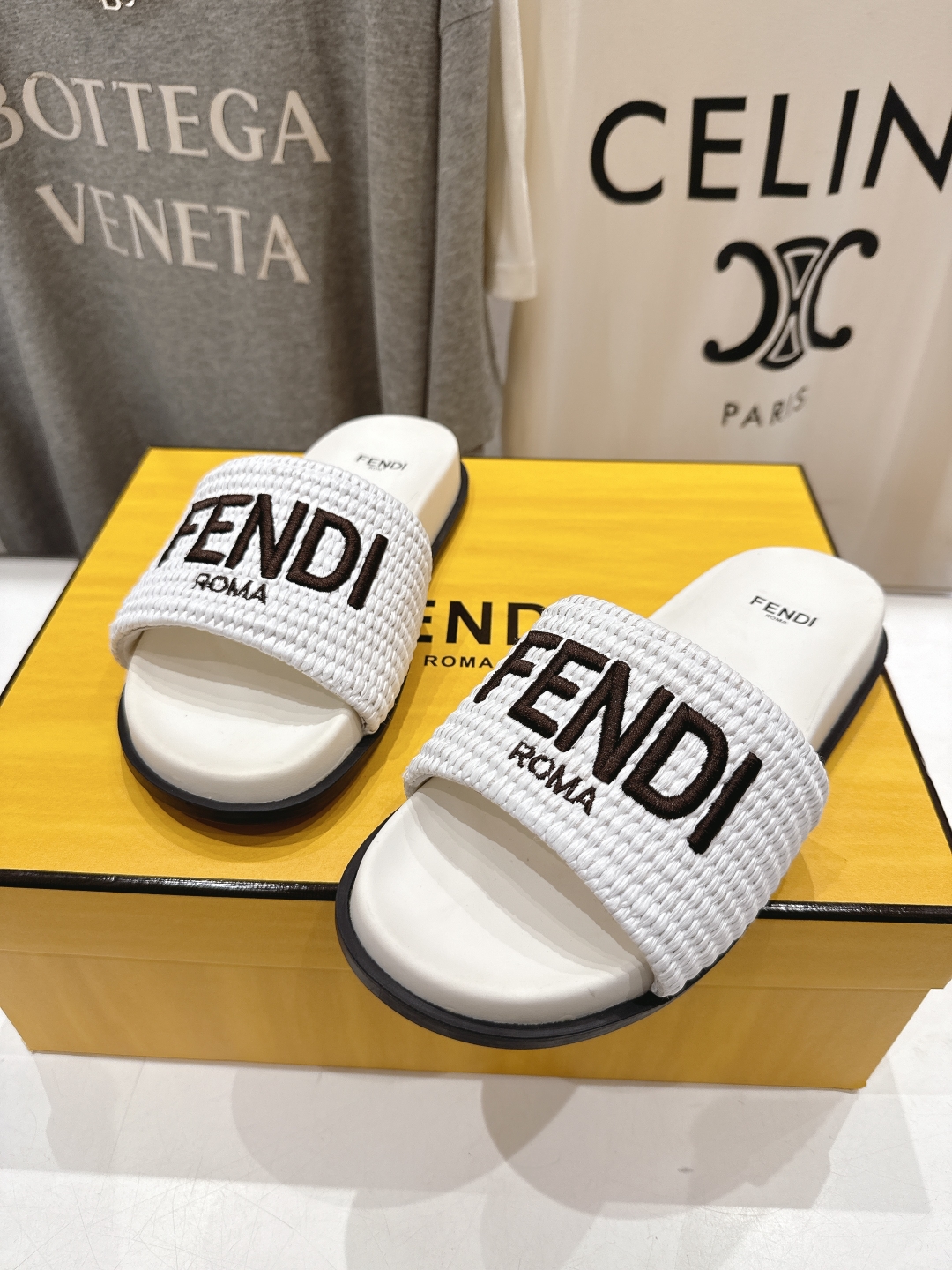 高版本出厂 
 Fendi*芬迪25ss新款平底沙滩休闲情侣款拖鞋
ZP购入对比定制，经典刺绣logo设