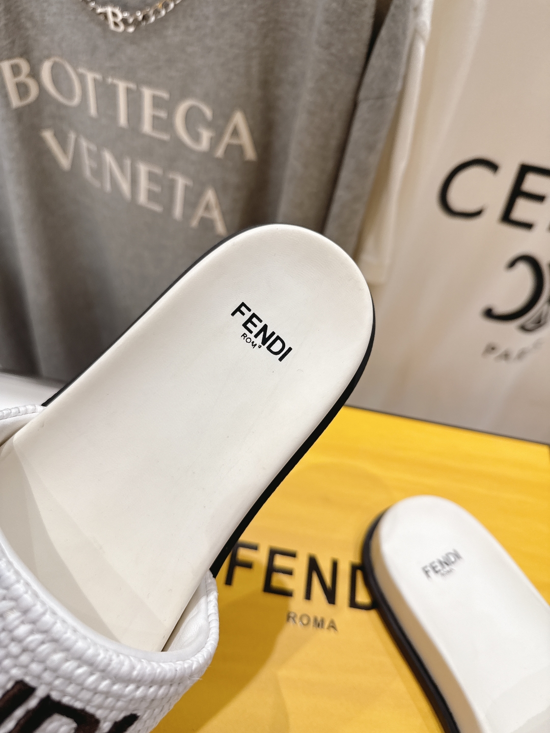 高版本出厂 
 Fendi*芬迪25ss新款平底沙滩休闲情侣款拖鞋
ZP购入对比定制，经典刺绣logo设