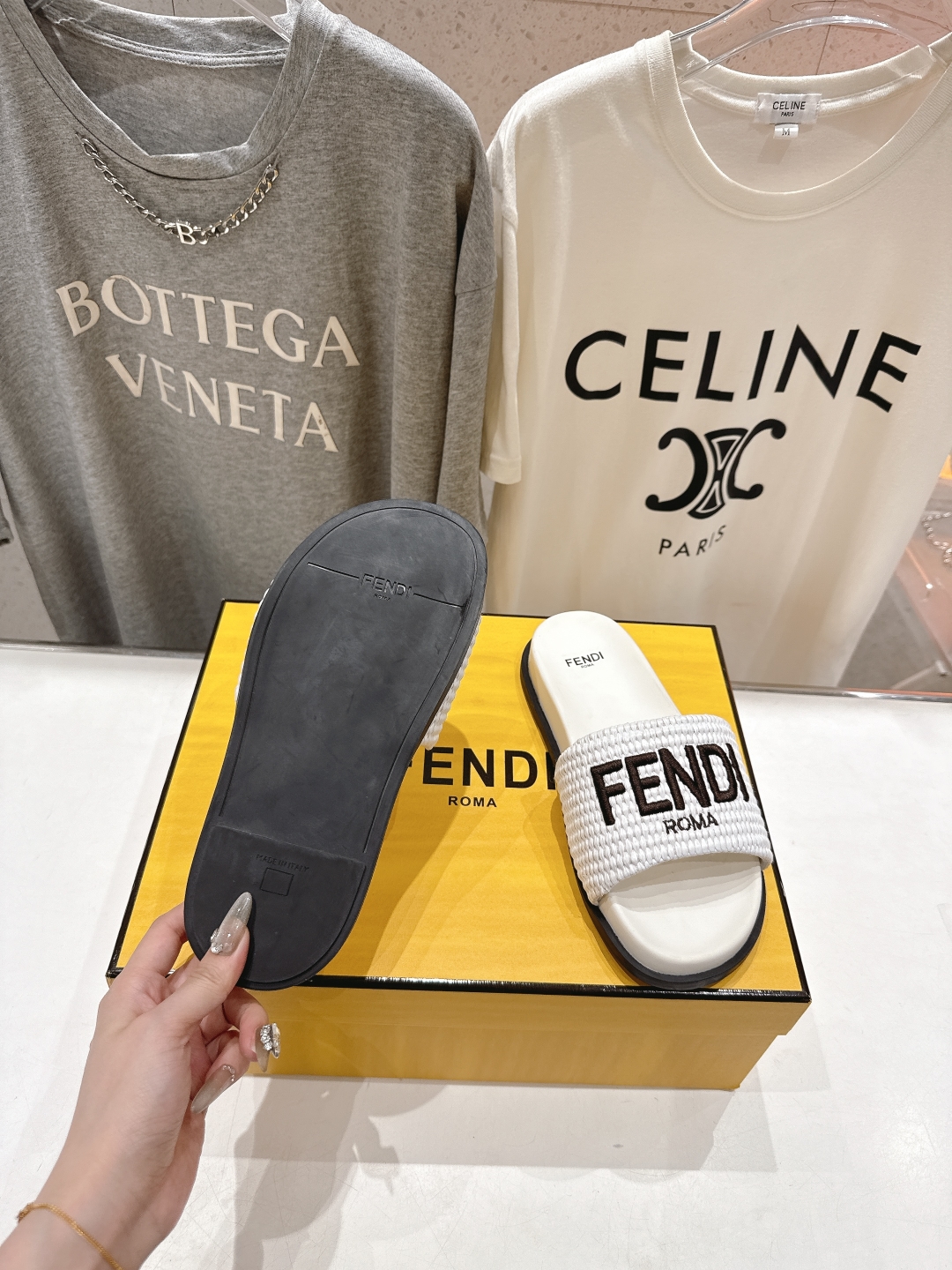 高版本出厂 
 Fendi*芬迪25ss新款平底沙滩休闲情侣款拖鞋
ZP购入对比定制，经典刺绣logo设